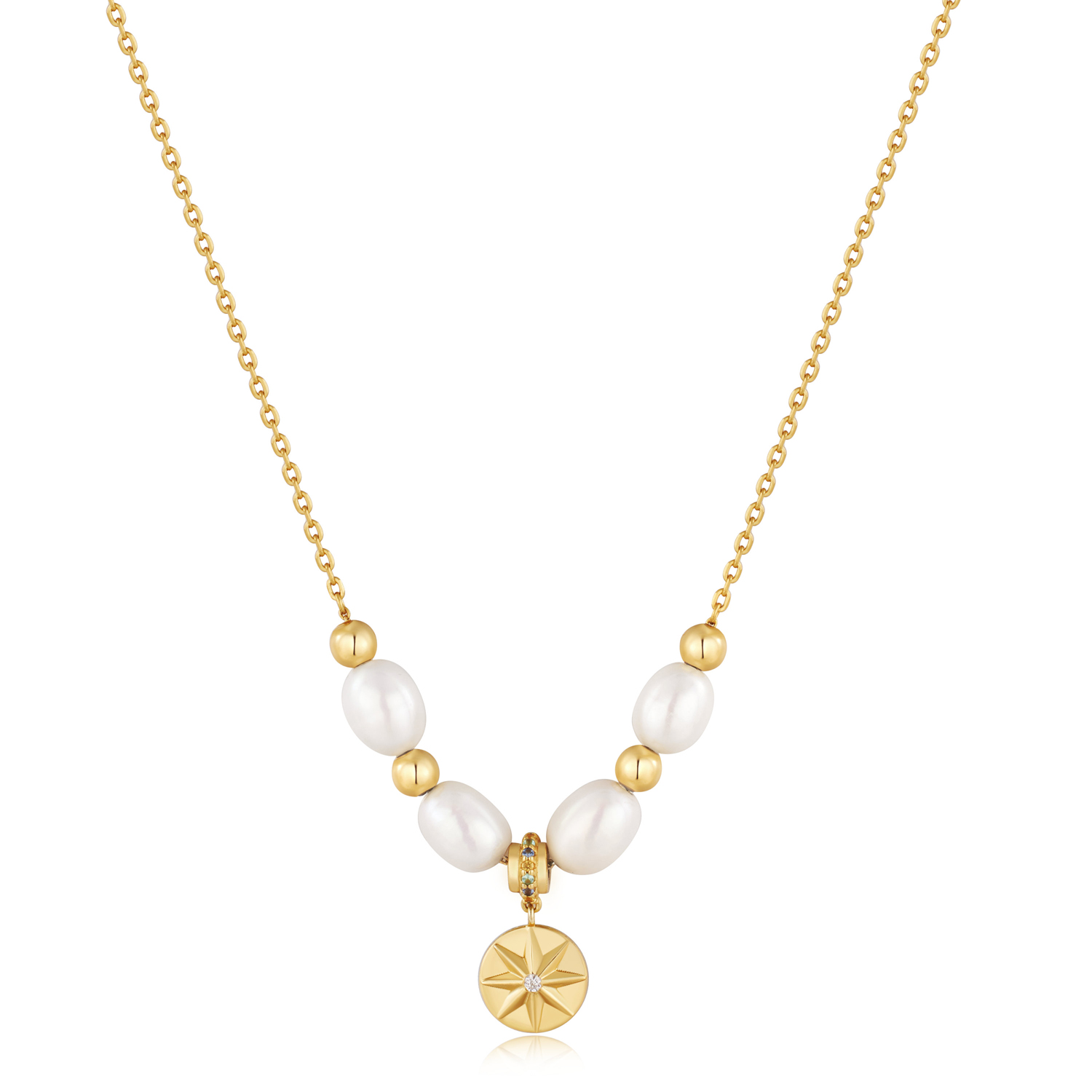 Omarm je hemelse stijl dit seizoen met deze prachtig bewerkte ketting met gouden hanger, de perfecte keuze voor een unieke look. De ketting bestaat uit een 14kt vergulde sterling zilveren ketting met parelkraaltjes en een met gekleurde kubieke zirkonia ingelegd middenstuk met een ster-hanger. Layer hem met delicate gouden kettingen en combineer met eenvoudige, alledaagse gouden oorringen om de look af te maken.

