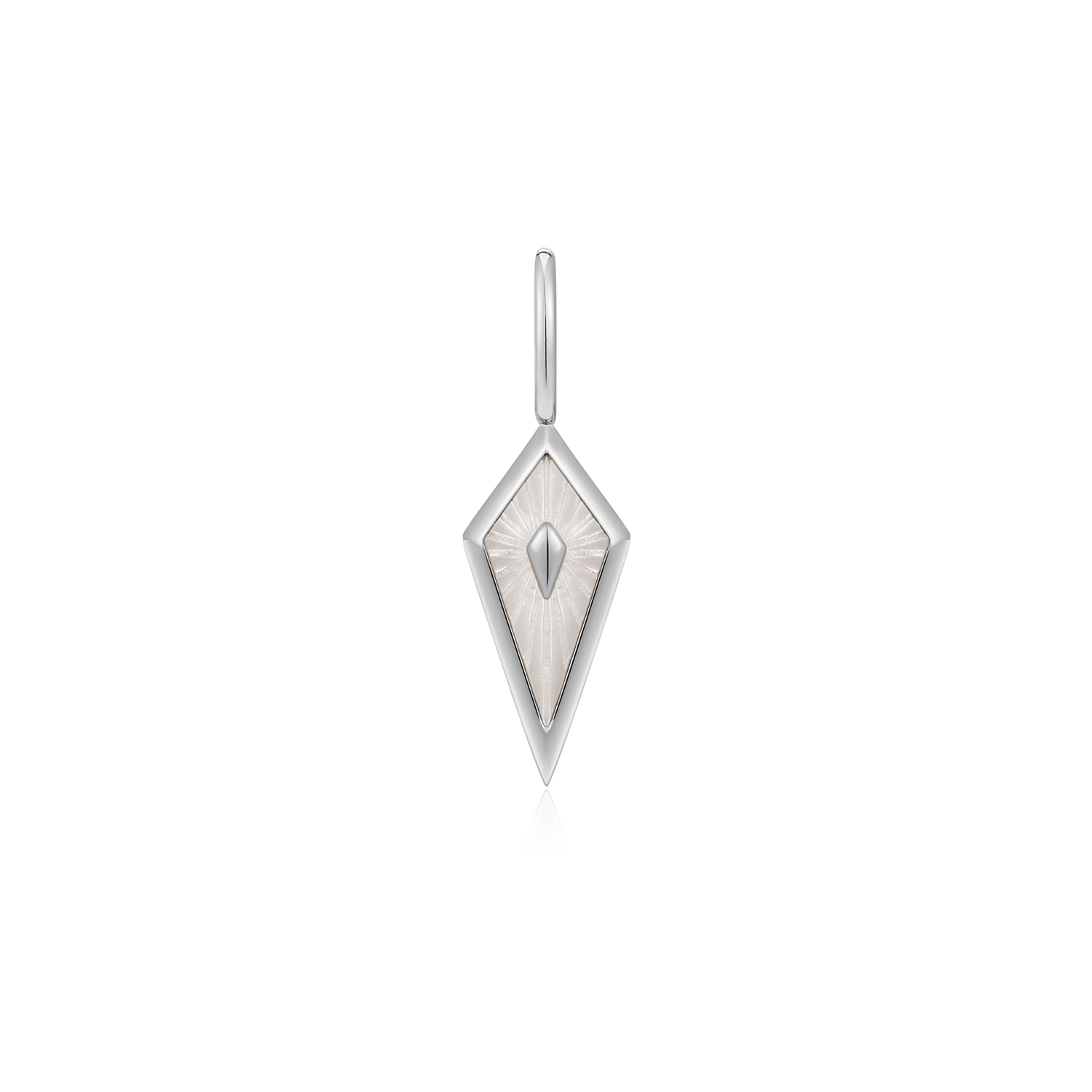 Productbeschrijving 
Geef je ketting een upgrade met deze prachtige parelmoeren bedel. De bedel bevat parelmoer en is gemaakt van 925 sterling zilver met 14 karaat gouden plating. Bevestig je bedel eenvoudig aan een kettng, armband of connector.

Het Merk
GeÃ¯nspireerd door de laatste fashion trends is Ania Haie het toonaangevende sieradenmerk voor hoogkwalitatieve maar ook betaalbare zilveren sieraden, zonder op de kwaliteit in te leveren. Iedere collectie is gebaseerd op de laatste catwalktrends, waardoor Ania Haie snel tot hÃ©t sieradenmerk voor stijlbewuste consumenten is verkozen. Elk sieraad wordt ontworpen om te combineren met andere sieraden waardoor je je eigen look kunt creÃ«ren. Maar ook zijn Ania Haie sieraden opvallend genoeg om op zichzelf te dragen.

How It All Started
Met een passie voor kwalitatieve sieraden met stijl Ã©n het besef dat de mode bewuste vrouw niet wil inleveren op kwaliteit is Ania Haie geboren. De Ania Haie oprichters zagen later dat de moderne vrouw van vandaag graag sieraden combineert en layered om haar individualiteit te omarmen, de kans werd aangegrepen en de droom werd werkelijkheid.

Volg ons ook op social media
Wil jij op de hoogte blijven van nieuwe collecties, toffe combinaties en de laatste sieraden trends? Hou ons dan ook in de gaten op social media. Daarnaast inspireren wij jou dagelijks met verschillende looks en mix & match combinaties! Deel gerust jouw eigen unieke Ania Haie look door de hashtag #aniahaiexme te gebruiken. Wie weet wordt jouw look gerepost op Ã©Ã©n van onze kanalen!
Je kunt ons volgen op Facebook en Instagram.