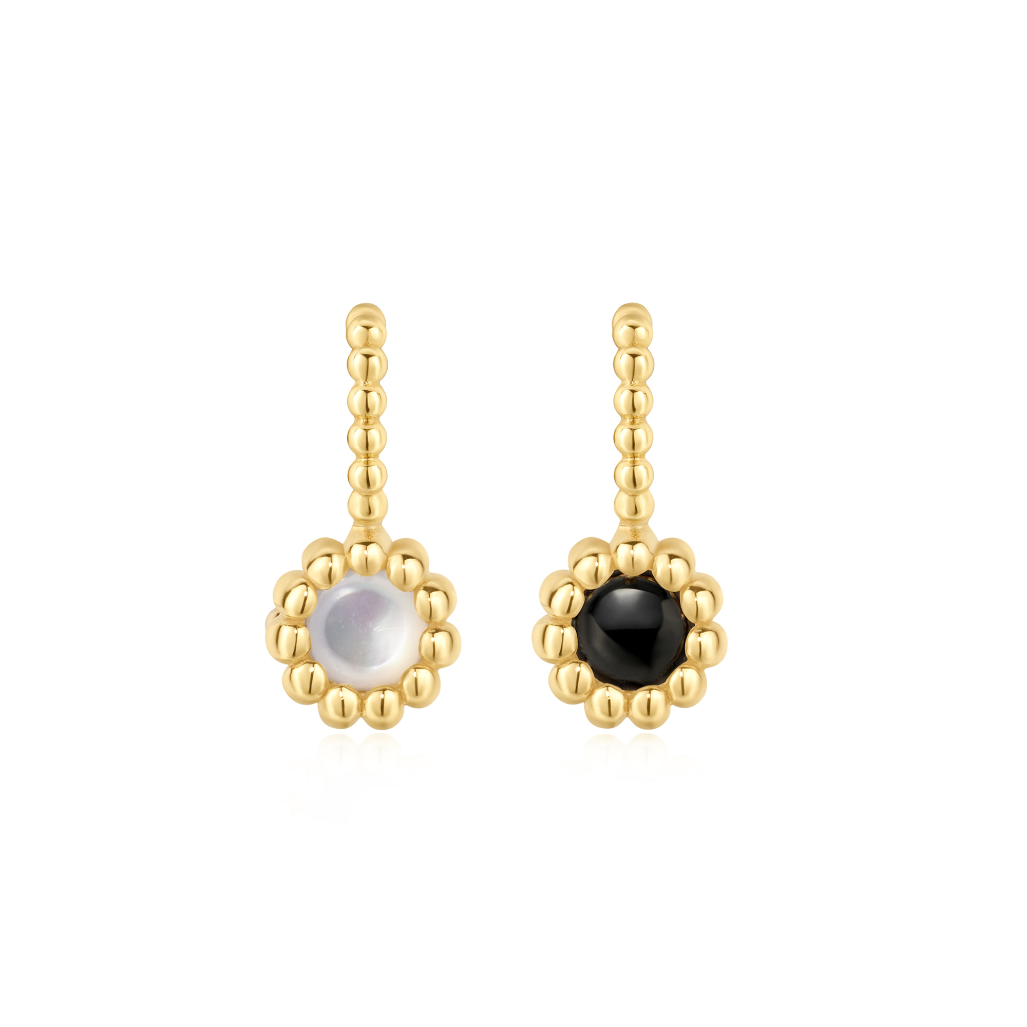 Je zult zeker verliefd worden op onze omkeerbare mini oorbel charm, waarvan de twee zijden gemaakt zijn van respectievelijk zwarte onyx en parelmoer. Draai naar de andere kant en kies een andere stijl. Verhoog je ketting met dit sierlijke sieraad of verras iemand van wie je houdt.

HET MERK
GeÃ¯nspireerd door de laatste fashion trends is Ania Haie het toonaangevende sieradenmerk voor hoogkwalitatieve maar ook betaalbare zilveren sieraden, zonder op de kwaliteit in te leveren. Iedere collectie is gebaseerd op de laatste catwalktrends, waardoor Ania Haie snel tot hÃ©t sieradenmerk voor stijlbewuste consumenten is verkozen. Elk sieraad wordt ontworpen om te combineren met andere sieraden waardoor je je eigen look kunt creÃ«ren. Maar ook zijn Ania Haie sieraden opvallend genoeg om op zichzelf te dragen.

SPECIFICATIES
- Ania Haie
- Bedel
- 925 zilver met gold/ rhodium plating
- AH NC060-11G