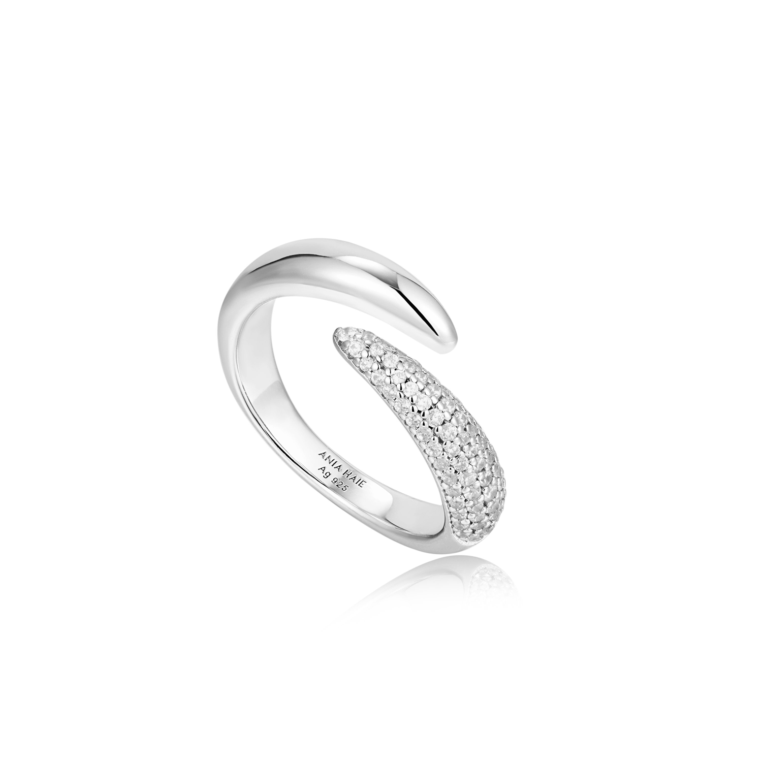 Maak ruimte in je collectie ringen voor deze opvallende spike ring. Hij is gemaakt van 14kt verguld gerhodineerd sterlingzilver en ingelegd met glinsterende zirkonia's. Combineer hem met eenvoudige ringen voor een chique look en draag hem om welke vinger je maar wilt dankzij de verstelbare pasvorm. Perfect om een vleugje sprankeling toe te voegen aan je alledaagse looks.

HET MERK
Geïnspireerd door de laatste fashion trends is Ania Haie het toonaangevende sieradenmerk voor hoogkwalitatieve maar ook betaalbare zilveren sieraden, zonder op de kwaliteit in te leveren. Iedere collectie is gebaseerd op de laatste catwalktrends, waardoor Ania Haie snel tot hét sieradenmerk voor stijlbewuste consumenten is verkozen. Elk sieraad wordt ontworpen om te combineren met andere sieraden waardoor je je eigen look kunt creëren. Maar ook zijn Ania Haie sieraden opvallend genoeg om op zichzelf te dragen.

SPECIFICATIES
- Ania Haie
- Ring
- 925 zilver 
- Verstelbare maat
- AH R053-02H