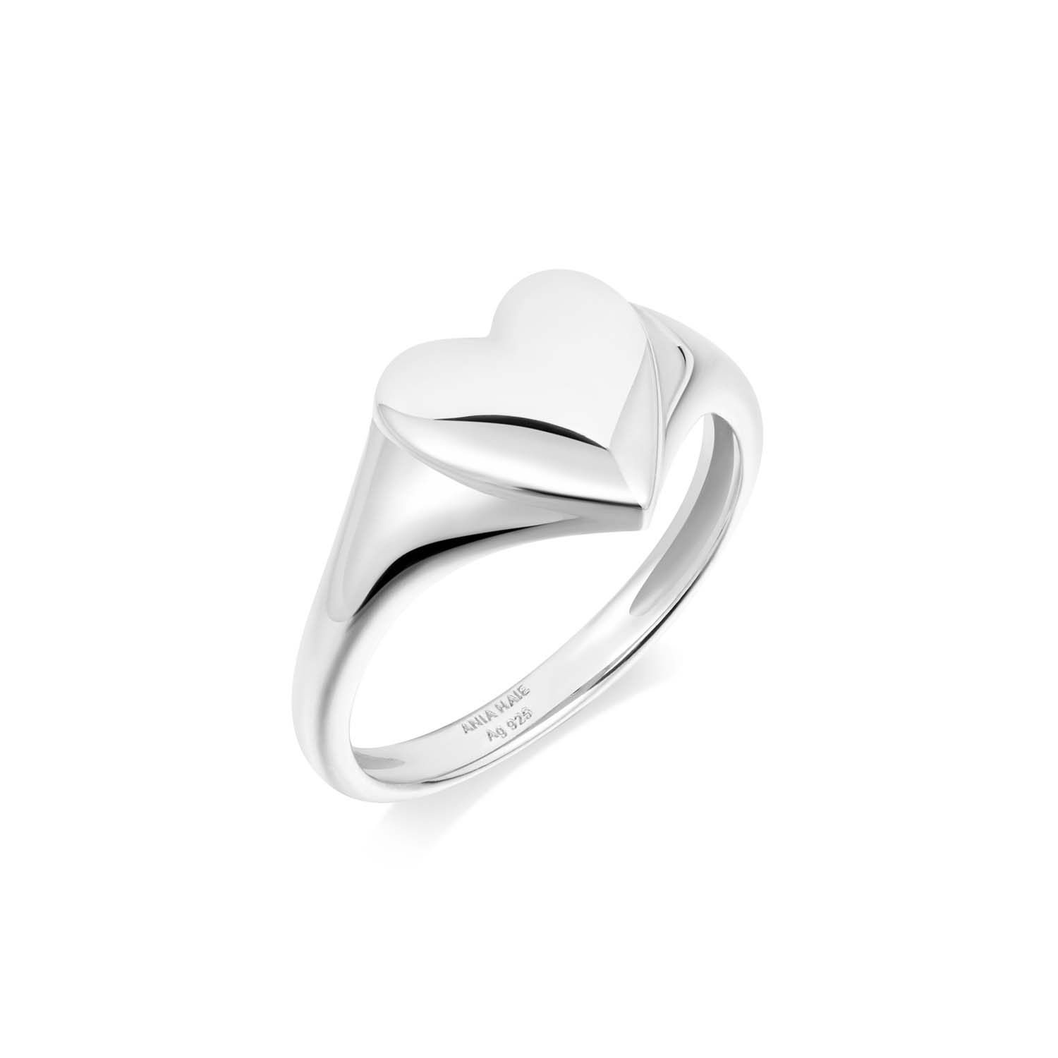 
Deze zegelring met hartstempel is er een voor juwelenliefhebbers. Perfect om stijl toe te voegen aan elke look. Dit klassieke maar opvallende sieraad is de must-have ring van dit seizoen. Draag hem aan je pink of maak er een middelpunt van met een stapel eenvoudige bandjes.
