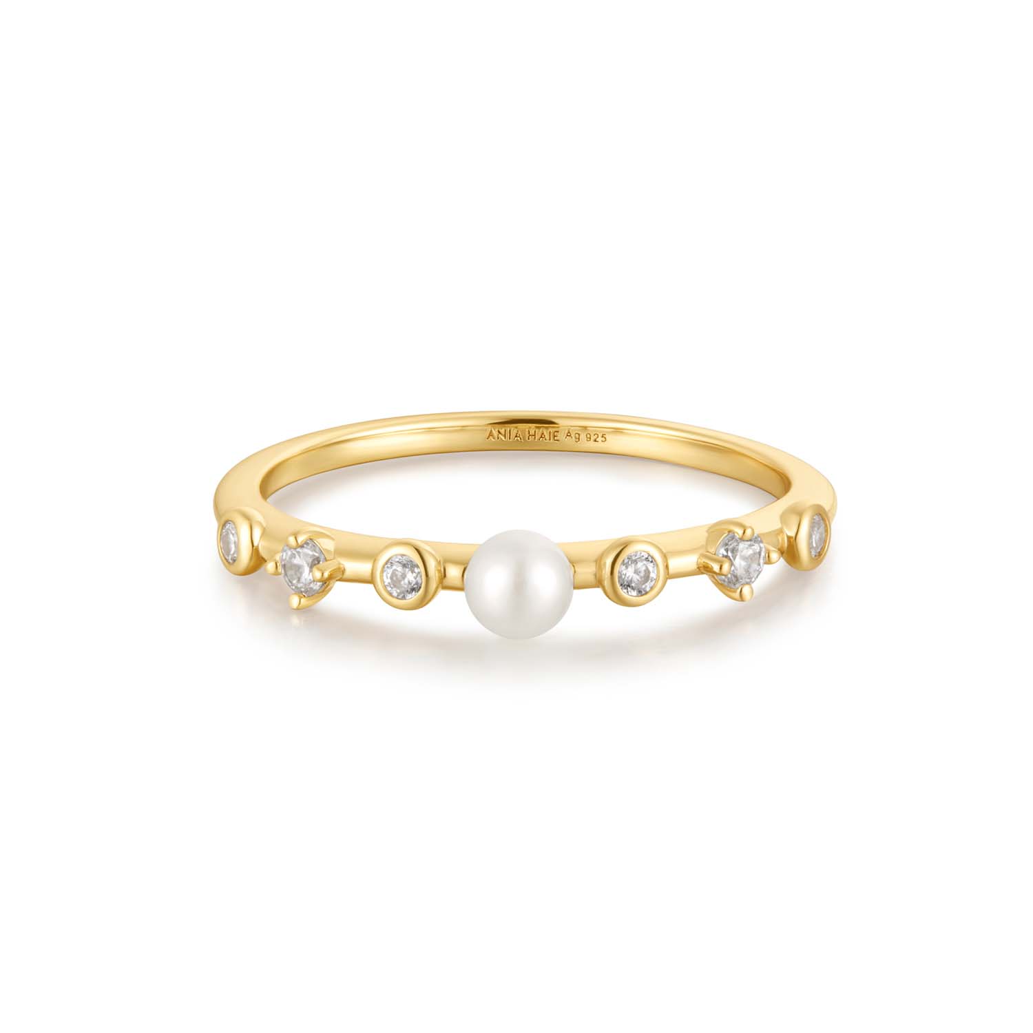 Geef je outfit een unieke sprankeling met onze opvallende ring van 14kt verguld sterlingzilver. Met een zoetwaterparel in het midden en kubieke zirkonia's aan weerszijden is hij ontworpen om jarenlang een statement te zijn.

HET MERK
GeÃ¯nspireerd door de laatste fashion trends is Ania Haie het toonaangevende sieradenmerk voor hoogkwalitatieve maar ook betaalbare zilveren sieraden, zonder op de kwaliteit in te leveren. Iedere collectie is gebaseerd op de laatste catwalktrends, waardoor Ania Haie snel tot hÃ©t sieradenmerk voor stijlbewuste consumenten is verkozen. Elk sieraad wordt ontworpen om te combineren met andere sieraden waardoor je je eigen look kunt creÃ«ren. Maar ook zijn Ania Haie sieraden opvallend genoeg om op zichzelf te dragen.

SPECIFICATIES
- Ania Haie
- Ring
- 925 zilver met gold/ rhodium plating
- Maat 58
- AH R058-04G