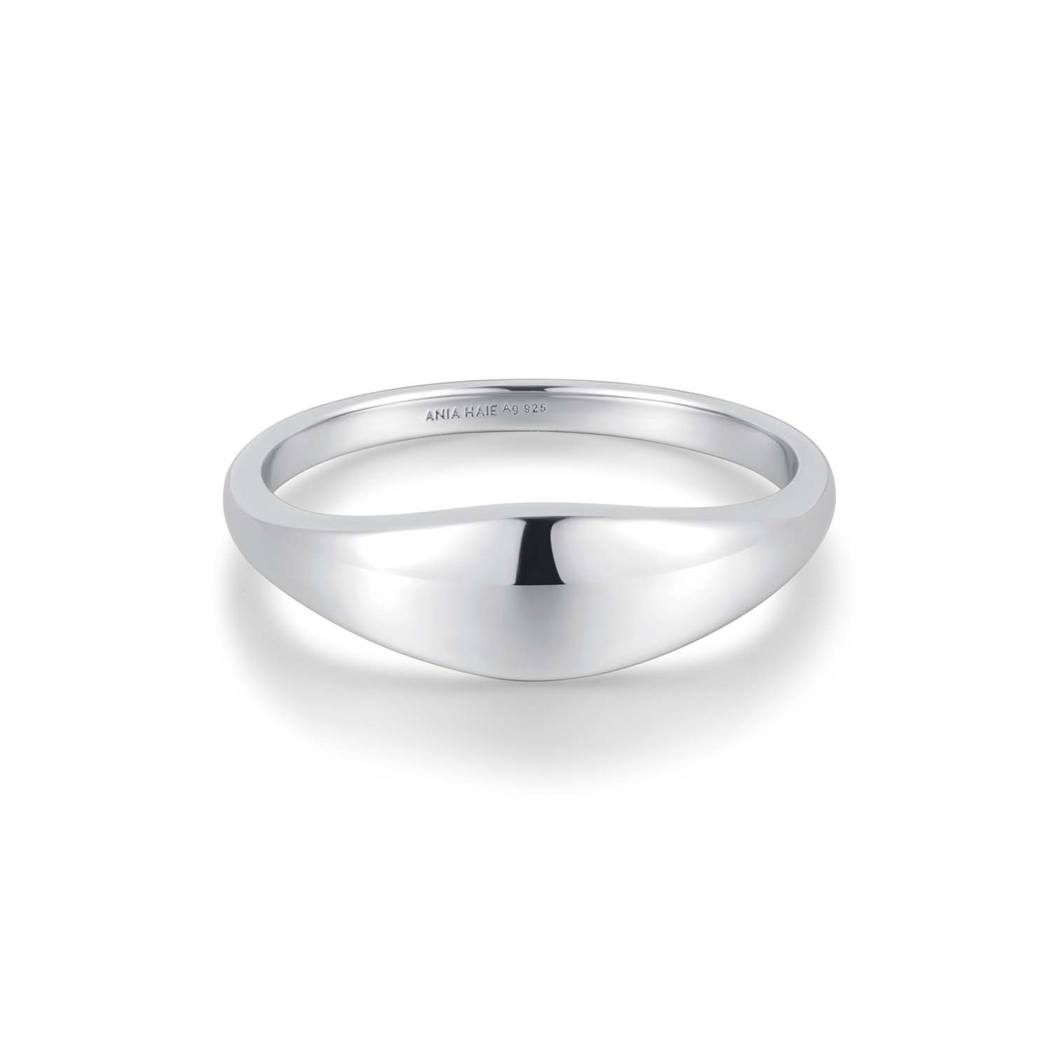 Dit eenvoudige maar opvallende sieraad heeft een gebogen vorm van breed naar smal en is gemaakt van gerhodineerd sterlingzilver. Stapel het op met je statement stukken en draag het moeiteloos elke dag.

HET MERK
GeÃ¯nspireerd door de laatste fashion trends is Ania Haie het toonaangevende sieradenmerk voor hoogkwalitatieve maar ook betaalbare zilveren sieraden, zonder op de kwaliteit in te leveren. Iedere collectie is gebaseerd op de laatste catwalktrends, waardoor Ania Haie snel tot hÃ©t sieradenmerk voor stijlbewuste consumenten is verkozen. Elk sieraad wordt ontworpen om te combineren met andere sieraden waardoor je je eigen look kunt creÃ«ren. Maar ook zijn Ania Haie sieraden opvallend genoeg om op zichzelf te dragen.

SPECIFICATIES
- Ania Haie
- Ring
- 925 zilver met gold/ rhodium plating
- Maat 54
- AH R058-05H