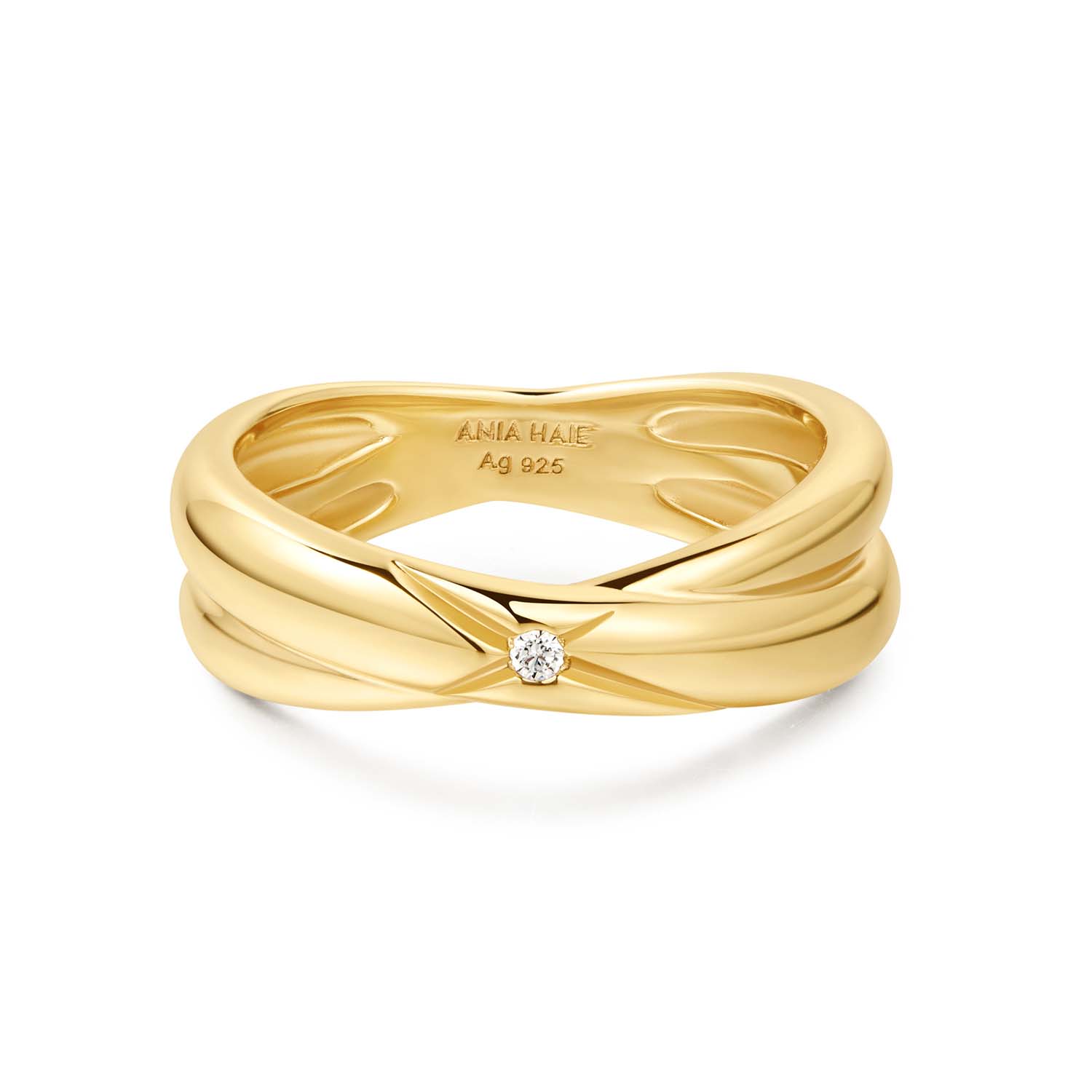 AH R061-06G
Deze gedraaide kruisring is je ultieme statement accessoire. Perfect om te stapelen als middelpunt of om alleen te dragen om de minimale modetrend te maximaliseren.

HET MERK
Geïnspireerd door de laatste fashion trends is Ania Haie het toonaangevende sieradenmerk voor hoogkwalitatieve maar ook betaalbare zilveren sieraden, zonder op de kwaliteit in te leveren. Iedere collectie is gebaseerd op de laatste catwalktrends, waardoor Ania Haie snel tot hét sieradenmerk voor stijlbewuste consumenten is verkozen. Elk sieraad wordt ontworpen om te combineren met andere sieraden waardoor je je eigen look kunt creëren. Maar ook zijn Ania Haie sieraden opvallend genoeg om op zichzelf te dragen.

SPECIFICATIES
- Ania Haie
- Ring kruis met zirkonia 
- 925 zilver met gold/ rhodium plating
- Maat 54
- AH R061-06G