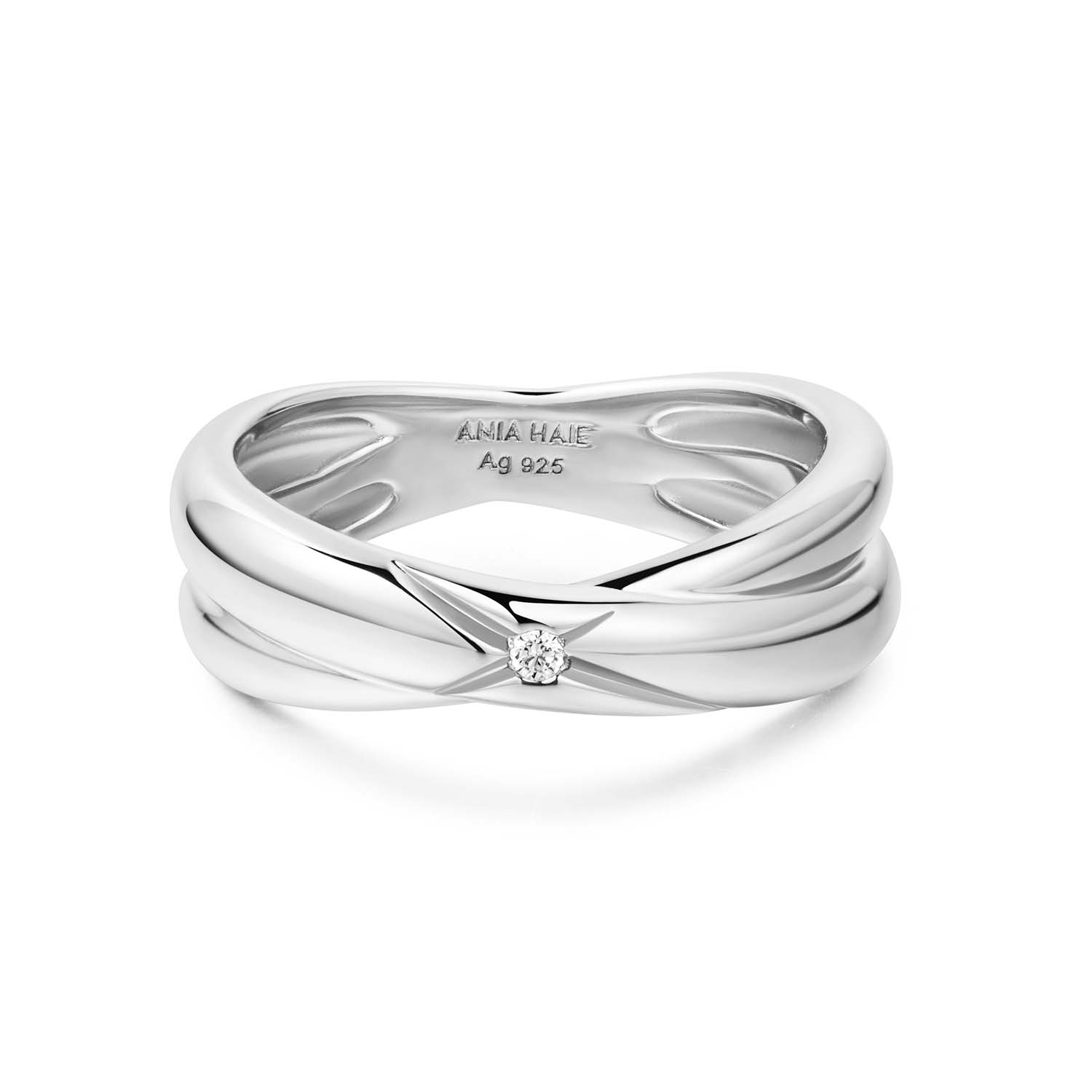 AH R061-06H
Deze gedraaide kruisring is je ultieme statement accessoire. Perfect om te stapelen als middelpunt of om alleen te dragen om de minimale modetrend te maximaliseren.

HET MERK
Geïnspireerd door de laatste fashion trends is Ania Haie het toonaangevende sieradenmerk voor hoogkwalitatieve maar ook betaalbare zilveren sieraden, zonder op de kwaliteit in te leveren. Iedere collectie is gebaseerd op de laatste catwalktrends, waardoor Ania Haie snel tot hét sieradenmerk voor stijlbewuste consumenten is verkozen. Elk sieraad wordt ontworpen om te combineren met andere sieraden waardoor je je eigen look kunt creëren. Maar ook zijn Ania Haie sieraden opvallend genoeg om op zichzelf te dragen.

SPECIFICATIES
- Ania Haie
- Ring kruis met zirkonia 
- 925 zilver met gold/ rhodium plating
- Maat 54
- AH R061-06H