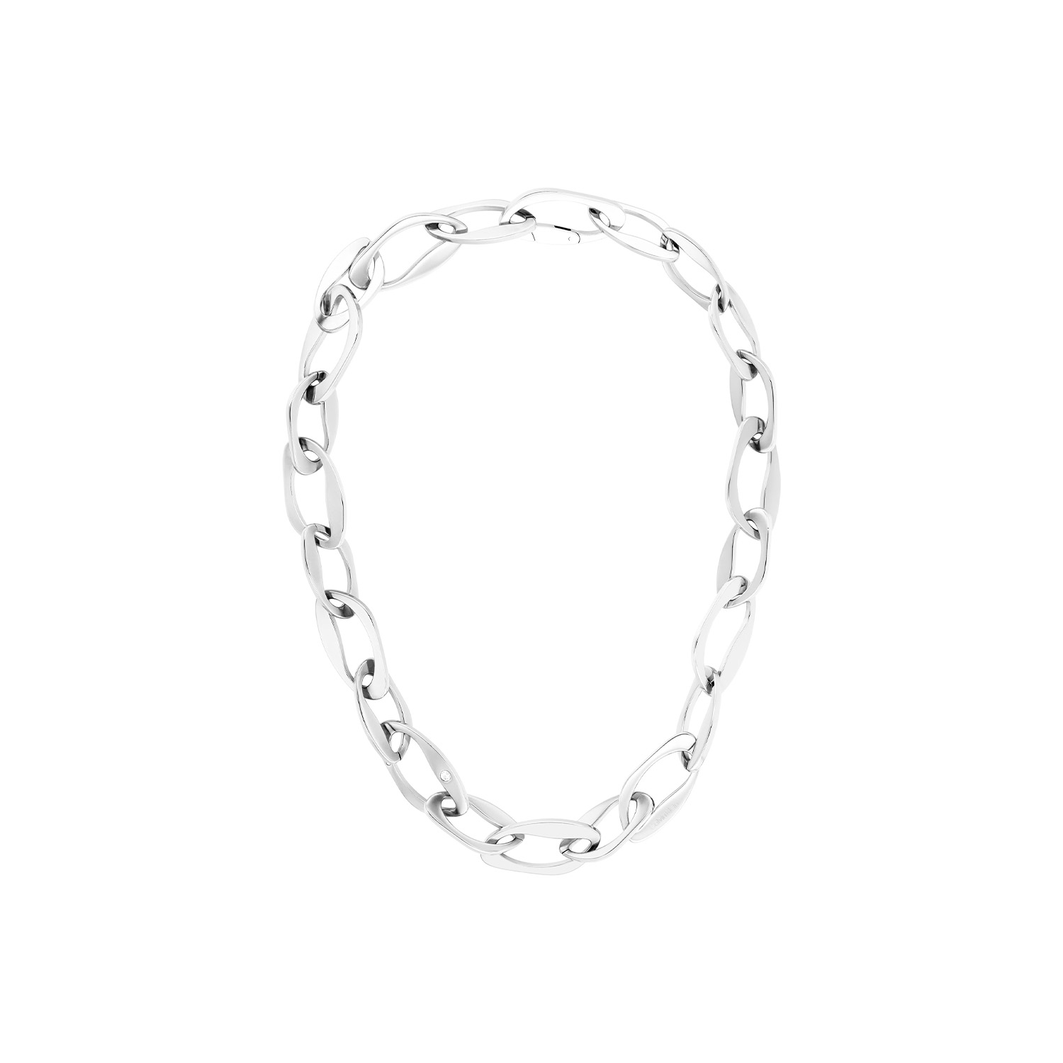 Calvin Klein CJ35000683 Dames Ketting Staal
Deze stalen dames ketting van Calvin Klein met nr CJ35000683 heeft een grove uitstraling. De zilverkleurige ketting heeft grove sculpturale schakels en sluit met een karabijnsluiting. In het midden zit een kristal en de totale lengte is 50cm. Leuk te combineren met andere sieraden uit de serie van Calvin Klein.

OVER CALVIN KLEIN
Calvin Klein is een wereldwijd lifestylemerk dat gewaagde, vooruitstrevende idealen en een verleidelijke, vaak minimalistische, esthetiek nastreeft. Calvin Klein werd groot in de jaren 70 door haar mode- en merkjeans collecties. In de jaren 80 lanceerde Calvin Klein haar spraakmakende ondergoed dat uitdrukkelijk van logo ’s voorzien was. Vanwege het grote succes is het merk ook succesvol uitgerold in Accessoires, Parfums, Home, Brillen, Golf, Horloges en Sieraden.
Sinds de oprichting in 1968 door Calvin Klein, heeft het merk haar reputatie opgebouwd als leider in de Amerikaanse mode, dankzij een cleane esthetiek en innovatieve ontwerpen. Calvin Klein wil haar publiek verleiden en inspireren door middel van provocerende beelden en opvallende ontwerpen die prikkelen. 

SPECIFICATIES:
- Stalen dames ketting
- Ketting 50cm
- Zilverkleurig
- Glimmend