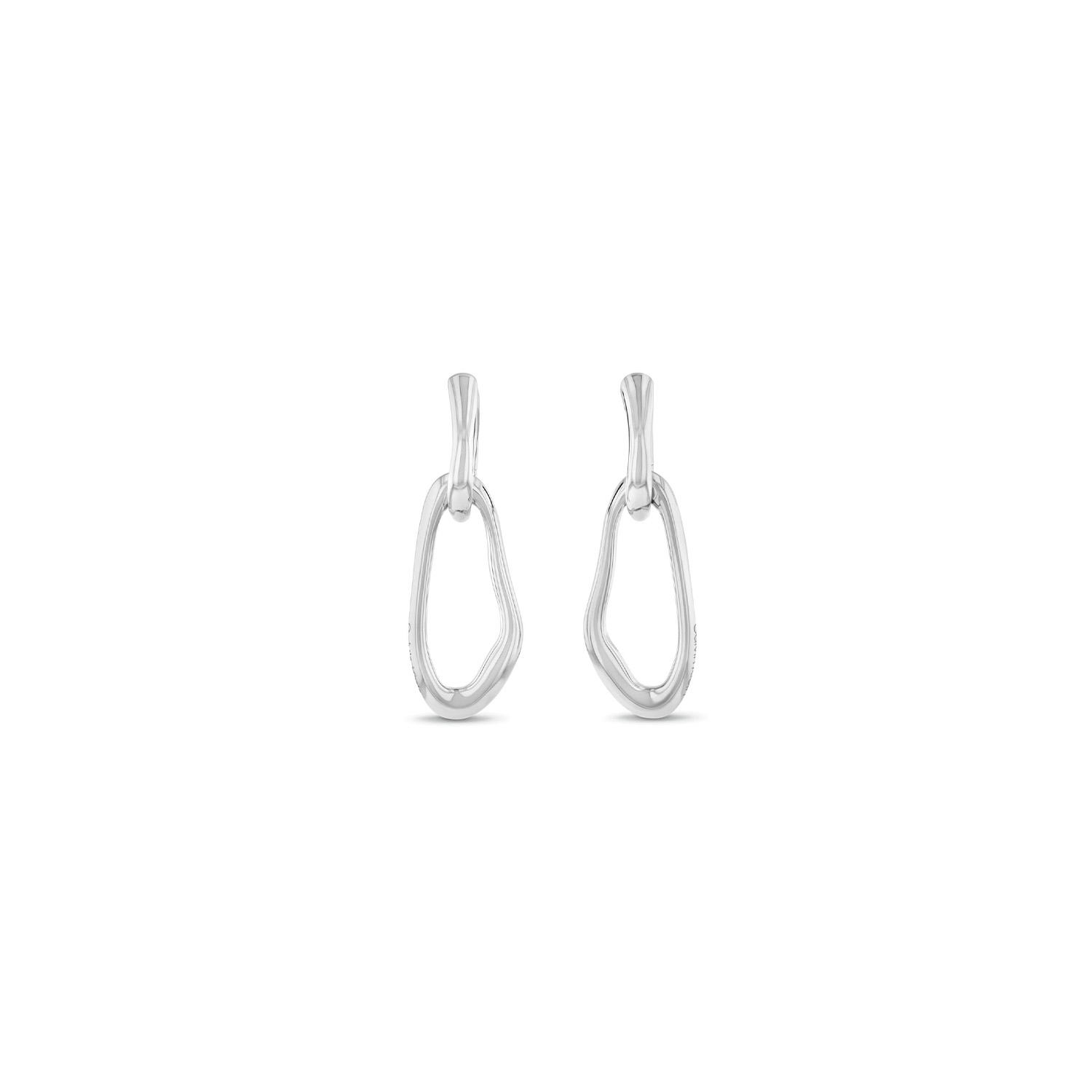 Calvin Klein CJ35000749 Dames Oorhangers Staal
Deze stalen dames oorbellen van Calvin Klein met nr CJ35000749 hebben een sierlijk uiterlijk. De stalen oorbellen hebben een sculpturale vorm, zijn gepolijst en sluiten met een scharnier. Ze bungelen mooi aan het oor. Leuk te combineren met andere sieraden uit de serie van Calvin Klein.

OVER CALVIN KLEIN
Calvin Klein is een wereldwijd lifestylemerk dat gewaagde, vooruitstrevende idealen en een verleidelijke, vaak minimalistische, esthetiek nastreeft. Calvin Klein werd groot in de jaren 70 door haar mode- en merkjeans collecties. In de jaren 80 lanceerde Calvin Klein haar spraakmakende ondergoed dat uitdrukkelijk van logo ’s voorzien was. Vanwege het grote succes is het merk ook succesvol uitgerold in Accessoires, Parfums, Home, Brillen, Golf, Horloges en Sieraden.
Sinds de oprichting in 1968 door Calvin Klein, heeft het merk haar reputatie opgebouwd als leider in de Amerikaanse mode, dankzij een cleane esthetiek en innovatieve ontwerpen. Calvin Klein wil haar publiek verleiden en inspireren door middel van provocerende beelden en opvallende ontwerpen die prikkelen. 

SPECIFICATIES:
- Stalen dames oorbellen
- 5,5cm
- Zilverkleurig
- Glimmend