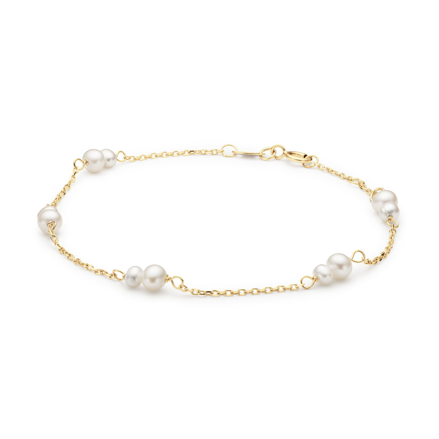 I love pearls!  Deze armband is voorzien van tien echte zoetwaterparels. De verschillende formaten van de parels zorgt voor een speels effect.

Hidden Gems of the Rivièra
Elke creatie in de Hidden Gems of the Rivièra collectie is een ode aan de onmiskenbare charme van de Rivièra. Handgemaakt van 14 karaat goud en verrijkt met echte edelstenen. De sieraden brengen de magische sfeer van de Côte d'Azur tot leven in jouw look! 
Bijna alle armbanden van Jackie zijn voorzien van drie oogjes. Hiermee kun je de armbanden heel gemakkelijk (ver)stellen.

Het merk 
Jackie is hét 14 karaat gouden on trend sieradenmerk. De collecties zijn geïnspireerd op de reizen die ik maak, van stedentrips tot exotische oorden. Elk gouden sieraad is helemaal van nu, handgemaakt door Europese goudsmeden en vervaardigd van overwegend gerecycled goud met echte edelstenen en zoetwaterparels. Elke collectie is dan ook met veel liefde en passie samengesteld. Mijn Jackie sieraden zijn de perfecte finishing touch voor iedere outfit!

Specificaties
- Bracelet
- Materiaal: 14 Karaat - Geelgoud - 585
- Monte Carlo Pearl Bracelet
- Totale lengte: 18cm