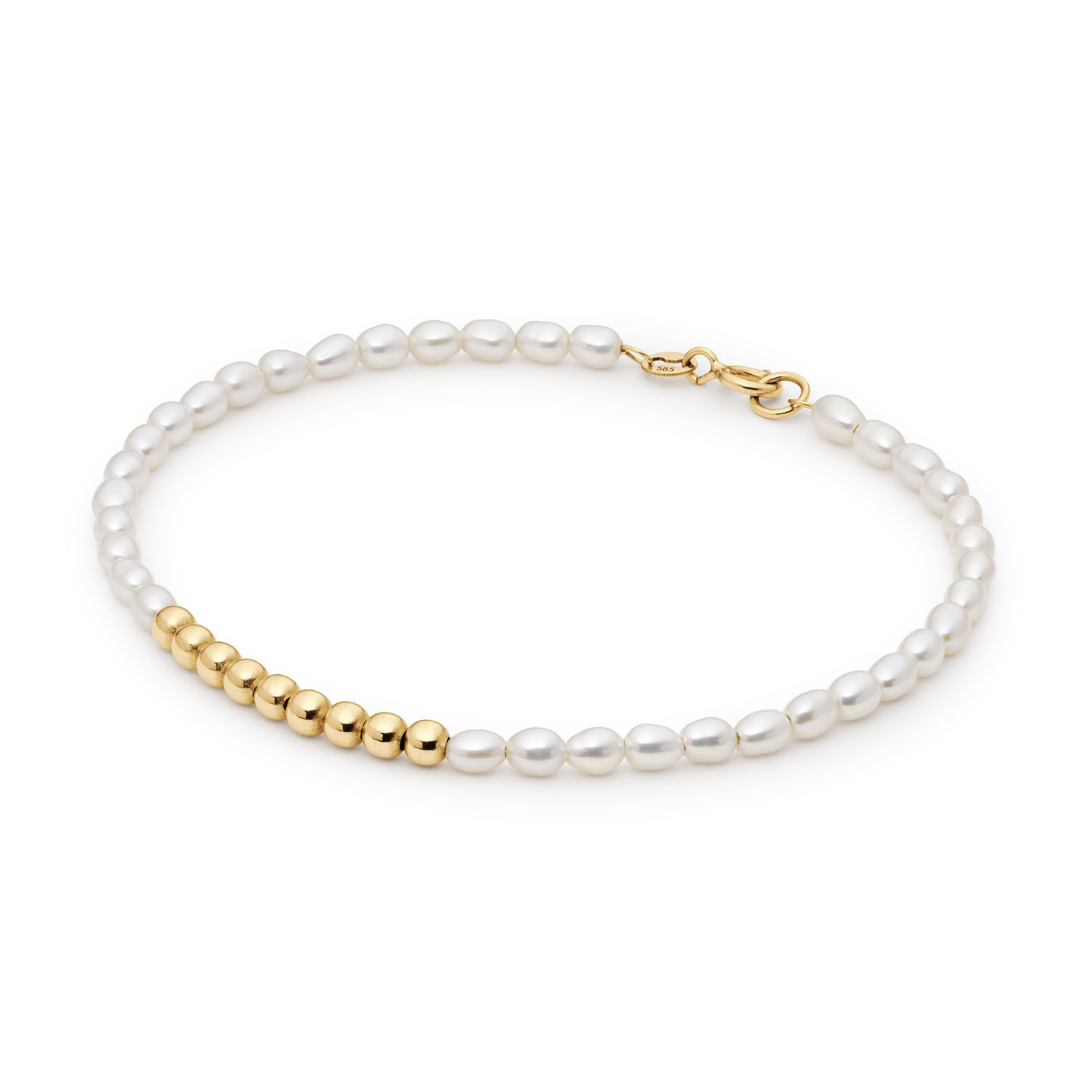 Dit is één van mijn favoriete armbanden in deze collectie. Echte zoetwaterparels gecombineerd met 14k echte gouden balletjes. Een ware parel!

Hidden Gems of the Rivièra
Elke creatie in de Hidden Gems of the Rivièra collectie is een ode aan de onmiskenbare charme van de Rivièra. Handgemaakt van 14 karaat goud en verrijkt met echte edelstenen. De sieraden brengen de magische sfeer van de Côte d'Azur tot leven in jouw look! 
Bijna alle armbanden van Jackie zijn voorzien van drie oogjes. Hiermee kun je de armbanden heel gemakkelijk (ver)stellen.

Het merk 
Jackie is hét 14 karaat gouden on trend sieradenmerk. De collecties zijn geïnspireerd op de reizen die ik maak, van stedentrips tot exotische oorden. Elk gouden sieraad is helemaal van nu, handgemaakt door Europese goudsmeden en vervaardigd van overwegend gerecycled goud met echte edelstenen en zoetwaterparels. Elke collectie is dan ook met veel liefde en passie samengesteld. Mijn Jackie sieraden zijn de perfecte finishing touch voor iedere outfit!

Specificaties
- Bracelet
- Materiaal: 14 Karaat - Geelgoud - 585
- St-Tropez Pearl Bracelet
- Totale lengte: 18cm