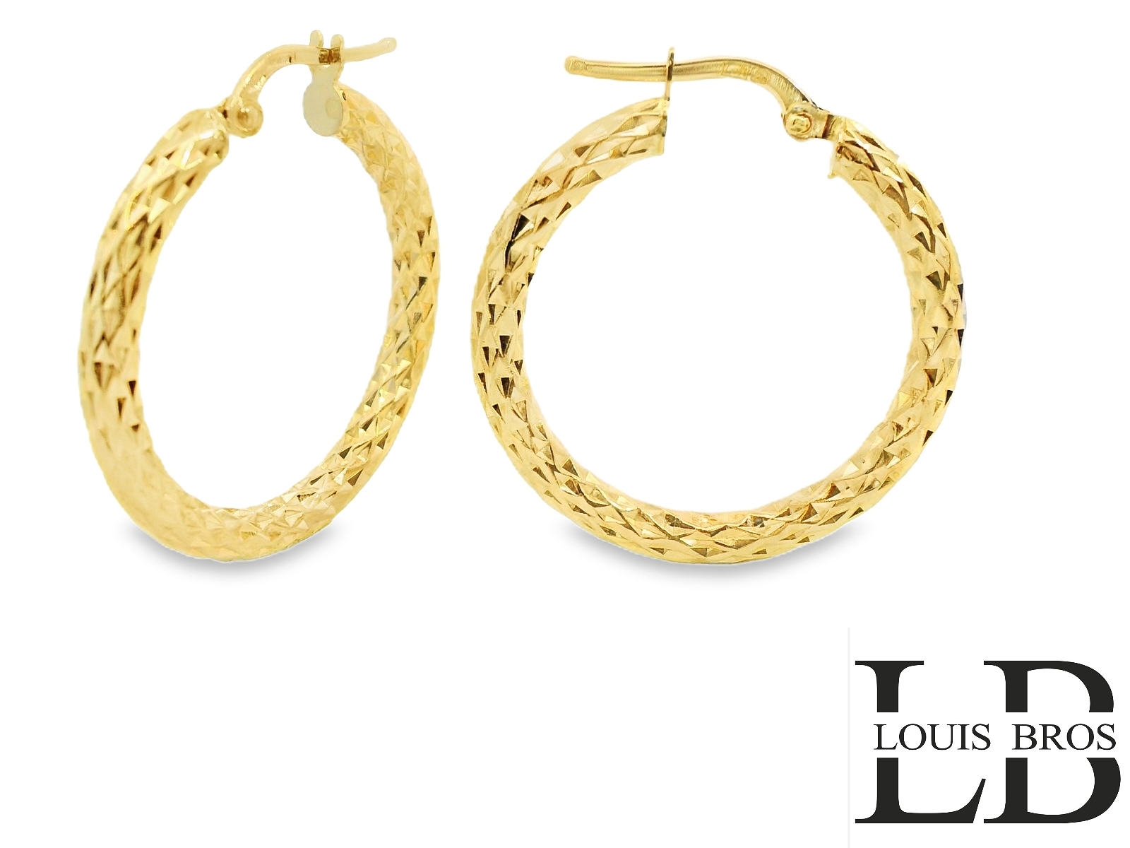 Deze schitterende 18-karaats geelgouden oorringen (2.51 gr) stralen pure elegantie uit. De klassieke ronde vorm wordt verrijkt met een verfijnd geslepen patroon, waardoor het oppervlak een prachtige schittering krijgt bij elke beweging. De oorringen hebben een stevige scharniersluiting, wat zorgt voor een comfortabele en veilige pasvorm. Het tijdloze ontwerp maakt deze oorringen geschikt voor zowel dagelijks gebruik als speciale gelegenheden. Een must-have voor iedereen die houdt van stijlvolle, luxueuze sieraden met een vleugje glamour.