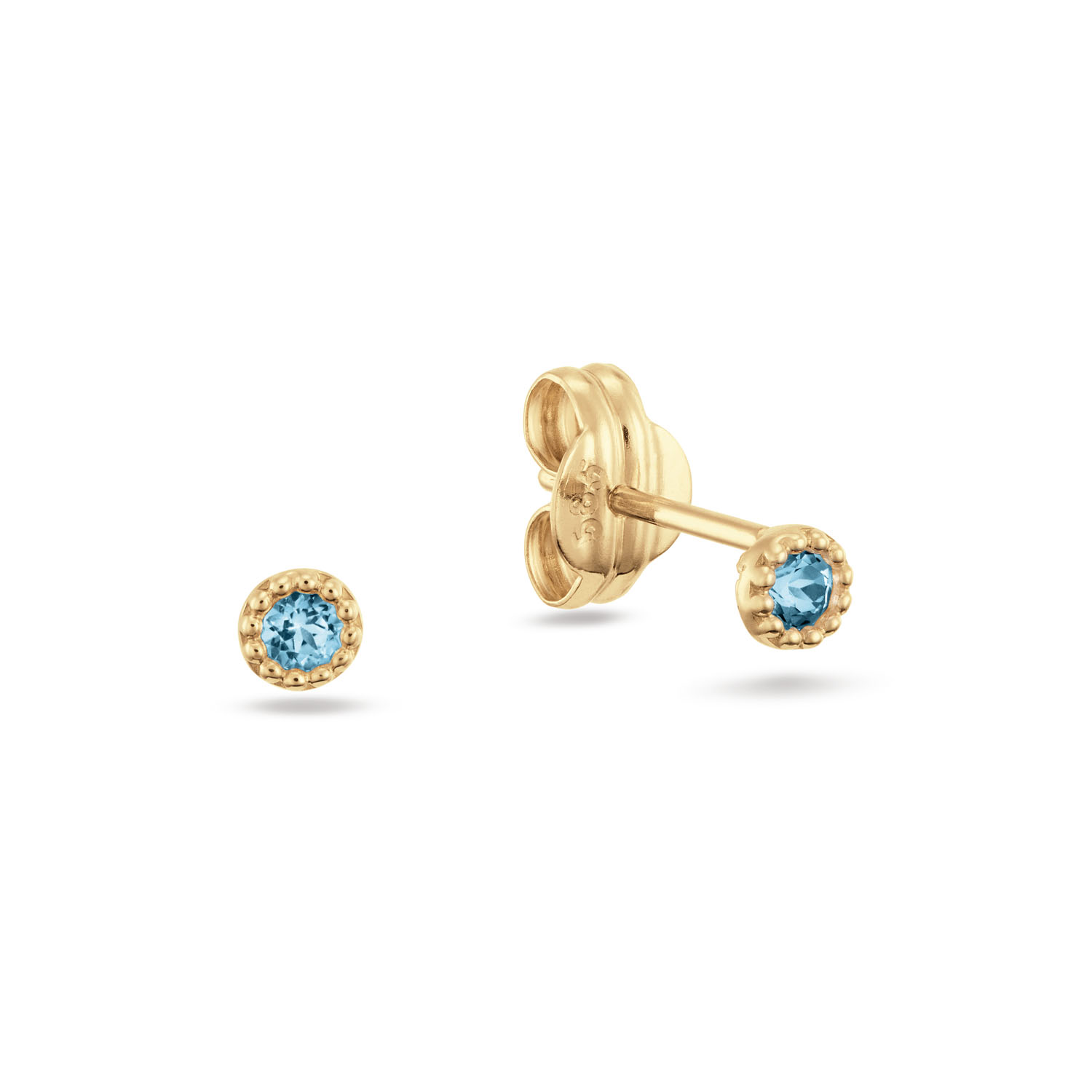 Feel like a queen  met deze koninklijke studs. De studs zijn voorzien van blauwe topaas edelstenen die worden omringd door kleine, gouden bolletjes. Sierlijk en heel gracieus! Hidden Gems of the Rivièra Elke creatie in de Hidden Gems of the Rivièra collectie is een ode aan de onmiskenbare charme van de Rivièra. Handgemaakt van 14 karaat goud en verrijkt met echte edelstenen. De sieraden brengen de magische sfeer van de Côte d'Azur tot leven in jouw look! Het merk Jackie is hét 14 karaat gouden on trend sieradenmerk. De collecties zijn geïnspireerd op de reizen die ik maak, van stedentrips tot exotische oorden. Elk gouden sieraad is helemaal van nu, handgemaakt door Europese goudsmeden en vervaardigd van overwegend gerecycled goud met echte edelstenen en zoetwaterparels. Elke collectie is dan ook met veel liefde en passie samengesteld. Mijn Jackie sieraden zijn de perfecte finishing touch voor iedere outfit! Specificaties - Earstuds - Materiaal: 14 Karaat - Geelgoud - 585 - Grimaldi Blue Topaz Studs - Totale lengte: 3mm
