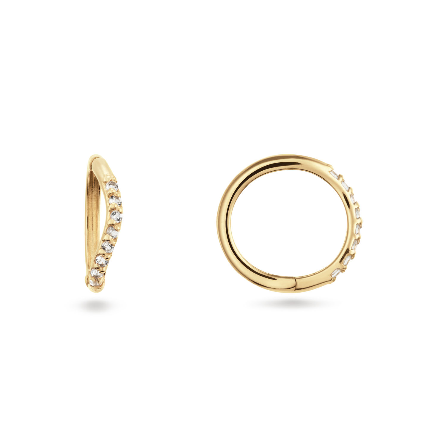 Deze piercing hoops zijn subtiel, maar adembenemend. Uniek is de vorm van de oorbel, geïnspireerd op de kustlijn van de Rivièra. De oorbel is voorzien van vijf echte witte topazen.

Hidden Gems of the Rivièra
Elke creatie in de Hidden Gems of the Rivièra collectie is een ode aan de onmiskenbare charme van de Rivièra. Handgemaakt van 14 karaat goud en verrijkt met echte edelstenen. De sieraden brengen de magische sfeer van de Côte d'Azur tot leven in jouw look! 

Het merk 
Jackie is hét 14 karaat gouden on trend sieradenmerk. De collecties zijn geïnspireerd op de reizen die ik maak, van stedentrips tot exotische oorden. Elk gouden sieraad is helemaal van nu, handgemaakt door Europese goudsmeden en vervaardigd van overwegend gerecycled goud met echte edelstenen en zoetwaterparels. Elke collectie is dan ook met veel liefde en passie samengesteld. Mijn Jackie sieraden zijn de perfecte finishing touch voor iedere outfit!

Specificaties
- Hoops
- Materiaal: 14 Karaat - Geelgoud - 585
- Rivièra Hoops
- Totale lengte: 10mm