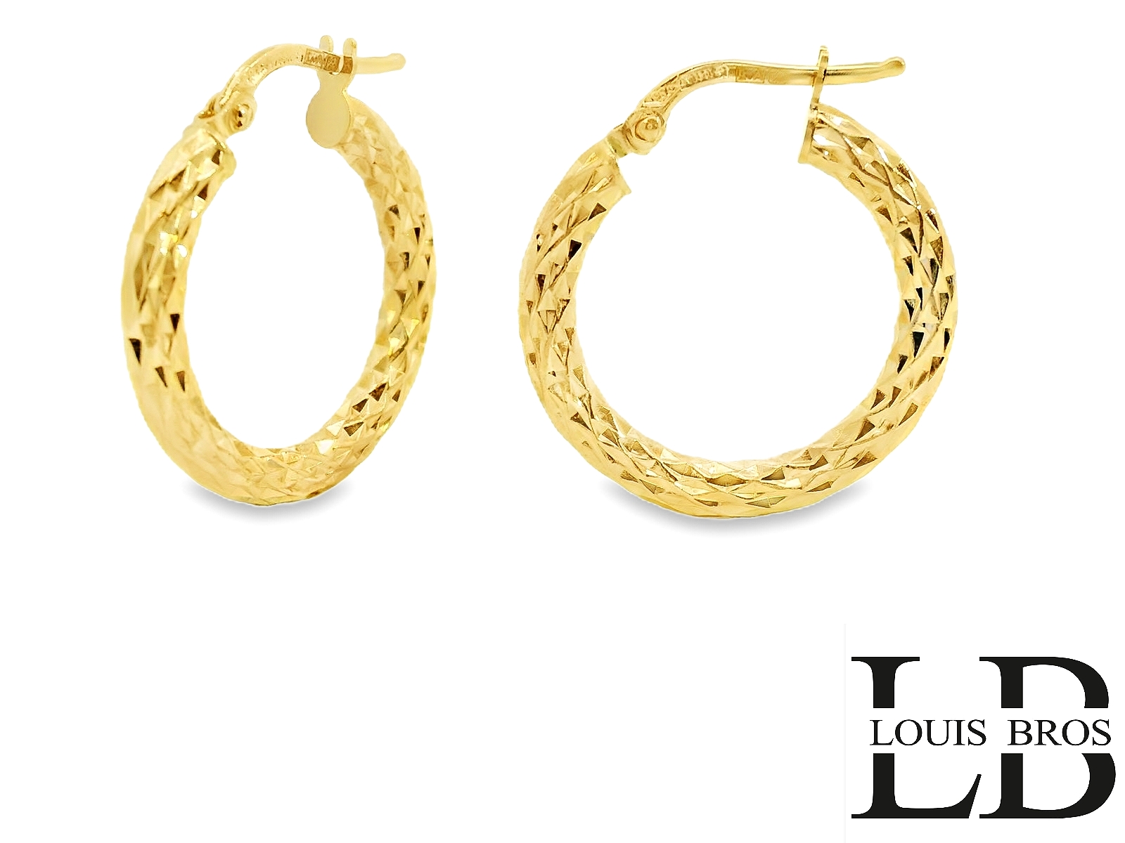 Deze schitterende 18-karaats geelgouden oorringen (2.05 gr) stralen pure elegantie uit. De klassieke ronde vorm wordt verrijkt met een verfijnd geslepen patroon, waardoor het oppervlak een prachtige schittering krijgt bij elke beweging. De oorringen hebben een stevige scharniersluiting, wat zorgt voor een comfortabele en veilige pasvorm. Het tijdloze ontwerp maakt deze oorringen geschikt voor zowel dagelijks gebruik als speciale gelegenheden. Een must-have voor iedereen die houdt van stijlvolle, luxueuze sieraden met een vleugje glamour.