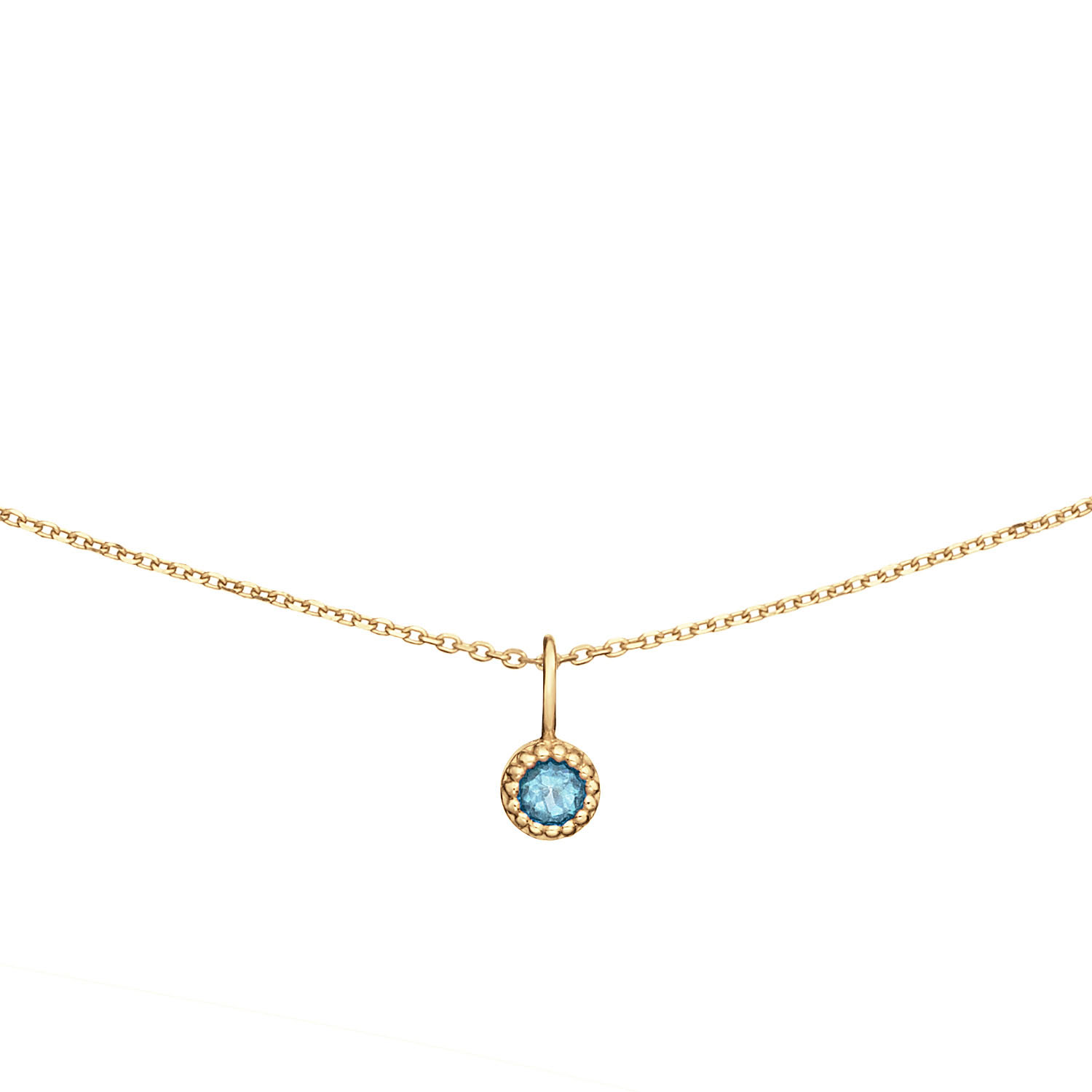 Het huis van Grimaldi is het vorstenhuis van Monaco wat regeert. Een kleine monarchie met een grote impact. Net als deze ketting met blauw topaas. Klein, maar ontzettend gracieus en opvallend. Ook beschikbaar in wit topaas. Hidden Gems of the Rivièra Elke creatie in de Hidden Gems of the Rivièra collectie is een ode aan de onmiskenbare charme van de Rivièra. Handgemaakt van 14 karaat goud en verrijkt met echte edelstenen. De sieraden brengen de magische sfeer van de Côte d'Azur tot leven in jouw look! Bijna alle kettingen van Jackie zijn voorzien van drie oogjes. Hiermee kun je de kettingen heel gemakkelijk (ver)stellen. Het merk Jackie is hét 14 karaat gouden on trend sieradenmerk. De collecties zijn geïnspireerd op de reizen die ik maak, van stedentrips tot exotische oorden. Elk gouden sieraad is helemaal van nu, handgemaakt door Europese goudsmeden en vervaardigd van overwegend gerecycled goud met echte edelstenen en zoetwaterparels. Elke collectie is dan ook met veel liefde en passie samengesteld. Mijn Jackie sieraden zijn de perfecte finishing touch voor iedere outfit! Specificaties - Necklace - Materiaal: 14 Karaat - Geelgoud - 585 - Grimaldi Blue Topaz Necklace - Totale lengte: 42cm