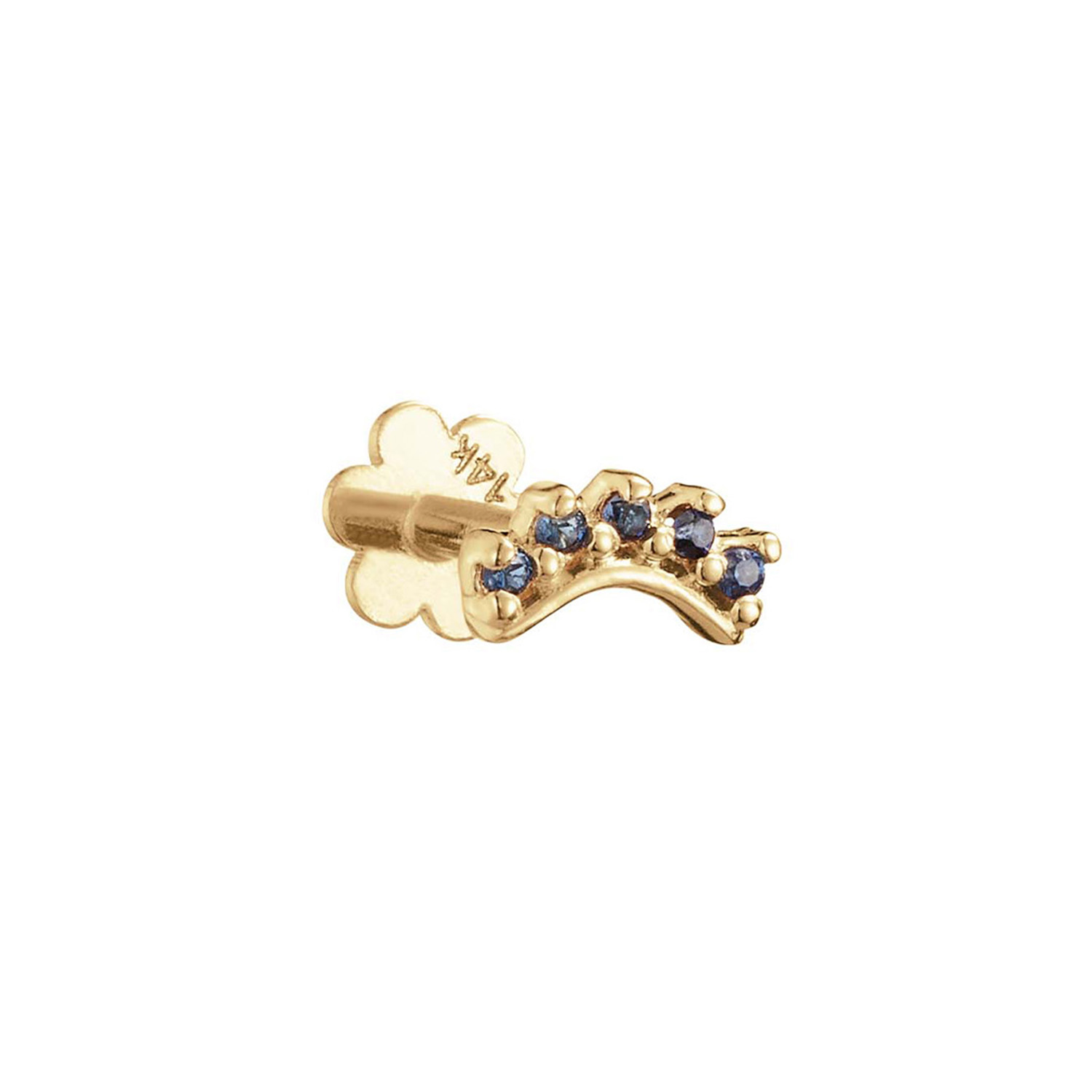 De 14 karaat gouden Curve Sapphire piercing met 2 schroefstaafjes en een bloemetje als achterkant, maken het in- en uitdoen heel makkelijk! Je kunt ze zelfs inhouden als je gaat slapen. De Safiier edelsteen zorgt voor en warm geheel.

Venetian Diary Als je aan een betoverende stad denkt, waar je kunt verdwalen in smalle straatjes en waar gondels je meenemen langs de mooiste gebouwen en architectuur. Waar op iedere hoek iemand spontaan in een serenade kan uitbarsten. Aan welke stad denk je dan? Juist, het Italiaanse Venetië. Mysterieus, betoverend en romantisch. Een stad met elegante grachten, prachtige pleinen en kleurrijke mensen. Een stad waar ik mijn hart aan heb verloren. 

Het merk
Jackie is hét 14 karaat gouden on trend sieradenmerk. De collecties zijn geïnspireerd op de reizen die ik maak, van stedentrips tot exotische oorden. Elk gouden sieraad is helemaal van nu, handgemaakt door Europese goudsmeden en vervaardigd van overwegend gerecycled goud met echte edelstenen en zoetwaterparels. Elke collectie is dan ook met veel liefde en passie samengesteld. Mijn Jackie sieraden zijn de perfecte finishing touch voor iedere outfit!

Specificaties
- Piercing
- Materiaal: 14 Karaat - Geelgoud - 585
- Sapphire
- Totale lengte: 1cm