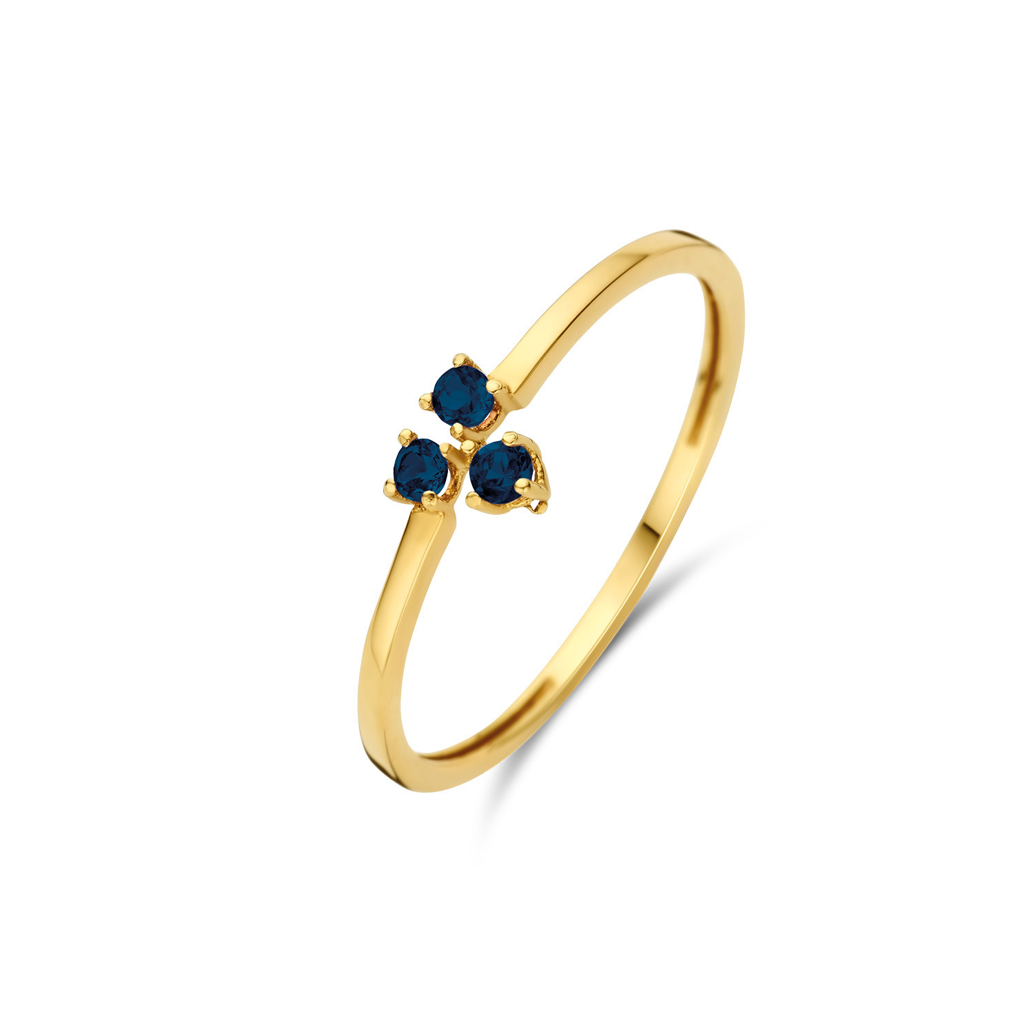 Triangle Sapphire Ring Three of a kind met deze 14K gouden Triangle Sapphire Ring. De fijne ring heeft aan de bovenkant 3 zetkastjes in de vorm van een driehoek aan elkaar gesoldeerd met daarin een saffier steen. De kleurstenen geven een chique uiterlijk. Mooi te combineren met de andere sieraden van Jackie voor een trendy look! Treasures of London Londen is de stad van biscuits and tea, rode dubbeldekkers en telefooncellen, zwarte taxi’s en natuurlijk de iconische bezienswaardigheden zoals Big Ben, Tower Bridge en Buckingham Palace. De bruisende metropool aan de oevers van de Theems is de inspiratie geweest voor Jackie’s nieuwste 14 karaat gouden sieradencollectie. Tijdens haar reis naar London heeft Jackie genoten van geschiedenis, cultuur en tradities. Dit vind je terug in de nieuwe collectie ‘Treasures of London’! Specificaties - Ring maat 54 - Materiaal: 14 Karaat - Geelgoud - 585 - Fantasie vorm 1mm - Saffier - Artikelnummer: JKR23.364