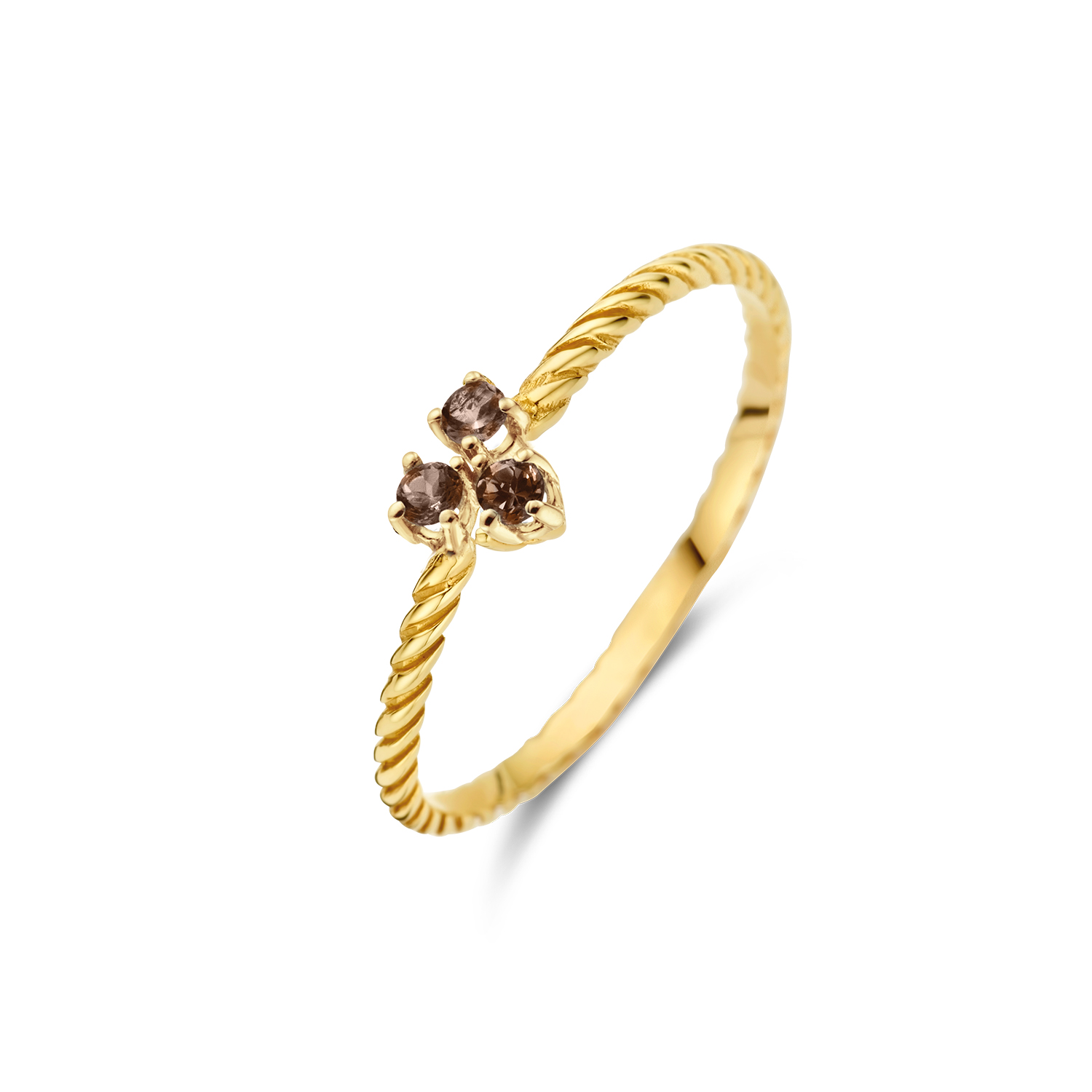 De Triangle Smoky Quartz ring met gedraaide band is gemaakt van 14 karaat goud en versierd met sprankelende rookkwarts edelstenen. Deze eye-catcher is perfect om te combineren met andere ringen uit de Jackie collectie. Stack it!

Tropical Paradise
Dat Jackie van reizen houdt is geen geheim. Voor haar 14 karaat gouden sieradencollectie heeft zij zich deze keer laten inspireren door de tropen.
Haar Tropical Paradise collectie biedt een mix van elegantie en avontuur. Voel de zon schijnen waar je ook bent!

Weelderige jungles, azuurblauwe oceanen en de schittering van de zon op witte zandstranden: de ontwerpen met edelstenen zijn een weerspiegeling van Jackie’s mooiste herinneringen. Of het een dag op kantoor is of een avondje uit, deze sieraden voegen een vleugje exotische allure toe aan elke gelegenheid.

Het merk
Jackie is hét 14 karaat gouden on trend sieradenmerk. De collecties zijn geïnspireerd op de reizen die ik maak, van stedentrips tot exotische oorden. Elk gouden sieraad is helemaal van nu, handgemaakt door Europese goudsmeden en vervaardigd van overwegend gerecycled goud met echte edelstenen en zoetwaterparels. Elke collectie is dan ook met veel liefde en passie samengesteld. Mijn Jackie sieraden zijn de perfecte finishing touch voor iedere outfit!

Specificaties
- Ring 54 1mm
- Materiaal: 14 Karaat - Geelgoud - 585
- Smoky Quartz