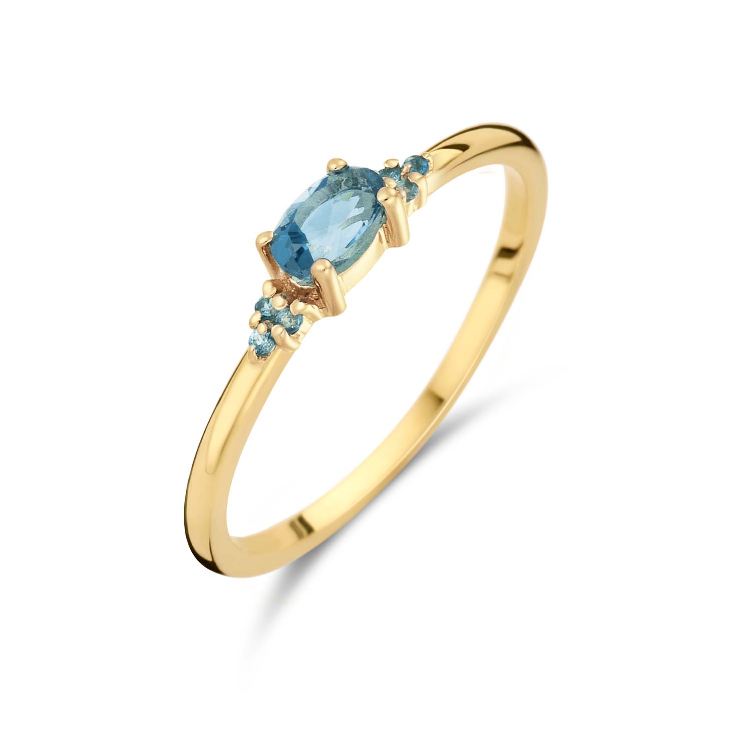 De Vintage London Blue Topaz ring van 14 karaat goud is een elegante ring met Londen blauwe topaas. De sprankelende blauwe stenen voegen kleur toe aan jouw Jackie ring stack!

Tropical Paradise
Dat Jackie van reizen houdt is geen geheim. Voor haar 14 karaat gouden sieradencollectie heeft zij zich deze keer laten inspireren door de tropen.
Haar Tropical Paradise collectie biedt een mix van elegantie en avontuur. Voel de zon schijnen waar je ook bent!

Weelderige jungles, azuurblauwe oceanen en de schittering van de zon op witte zandstranden: de ontwerpen met edelstenen zijn een weerspiegeling van Jackie’s mooiste herinneringen. Of het een dag op kantoor is of een avondje uit, deze sieraden voegen een vleugje exotische allure toe aan elke gelegenheid.

Het merk
Jackie is hét 14 karaat gouden on trend sieradenmerk. De collecties zijn geïnspireerd op de reizen die ik maak, van stedentrips tot exotische oorden. Elk gouden sieraad is helemaal van nu, handgemaakt door Europese goudsmeden en vervaardigd van overwegend gerecycled goud met echte edelstenen en zoetwaterparels. Elke collectie is dan ook met veel liefde en passie samengesteld. Mijn Jackie sieraden zijn de perfecte finishing touch voor iedere outfit!

Specificaties
- Ring 3mm
- Materiaal: 14 Karaat - Geelgoud - 585
- Maat 56
- Blue Topaz