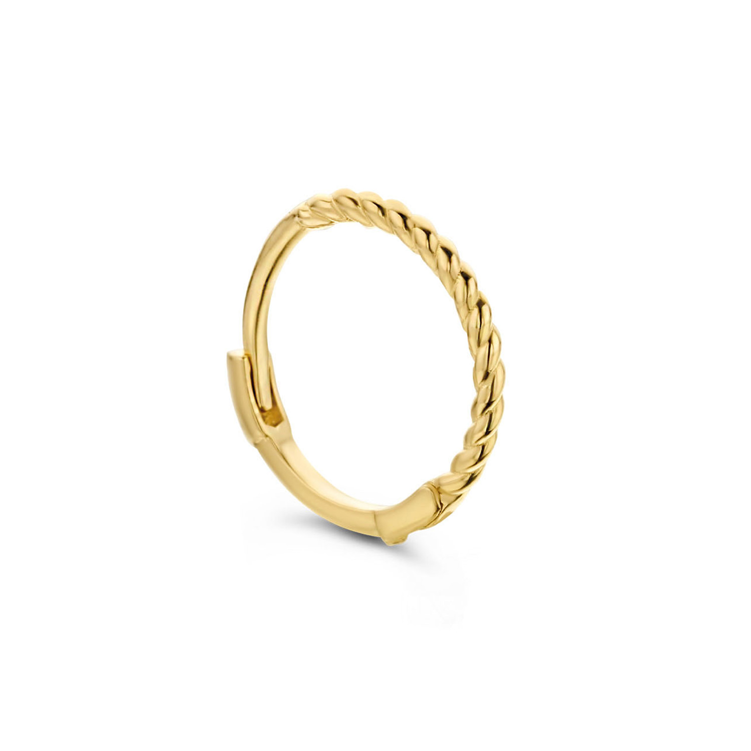 Hidden Gems of the Rivièra
Elke creatie in de Hidden Gems of the Rivièra collectie is een ode aan de onmiskenbare charme van de Rivièra. Handgemaakt van 14 karaat goud en verrijkt met echte edelstenen. De sieraden brengen de magische sfeer van de Côte d'Azur tot leven in jouw look! 

Het merk 
Jackie is hét 14 karaat gouden on trend sieradenmerk. De collecties zijn geïnspireerd op de reizen die ik maak, van stedentrips tot exotische oorden. Elk gouden sieraad is helemaal van nu, handgemaakt door Europese goudsmeden en vervaardigd van overwegend gerecycled goud met echte edelstenen en zoetwaterparels. Elke collectie is dan ook met veel liefde en passie samengesteld. Mijn Jackie sieraden zijn de perfecte finishing touch voor iedere outfit!

Specificaties
- Hoop
- Materiaal: 14 Karaat - Geelgoud - 585
- Twist Single Hoop
- Totale lengte: 6mm