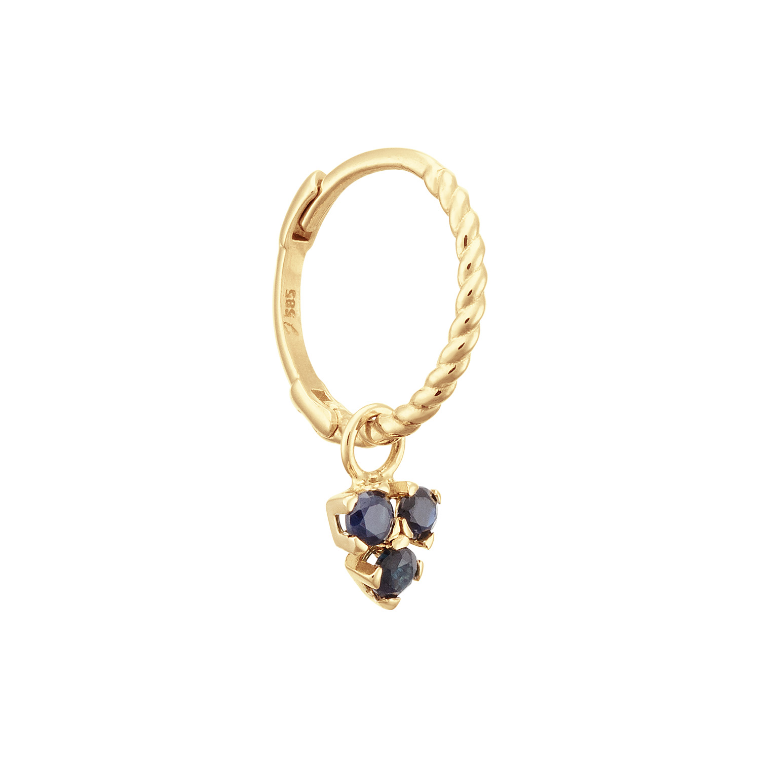 De Triangle Sapphire Single Hoop bevat een saffier. Deze diepblauwe steen brengt wijsheid met zich mee. Een prachtige toevoeging aan jouw earparty! Venetian Diary Als je aan een betoverende stad denkt, waar je kunt verdwalen in smalle straatjes en waar gondels je meenemen langs de mooiste gebouwen en architectuur. Waar op iedere hoek iemand spontaan in een serenade kan uitbarsten. Aan welke stad denk je dan? Juist, het Italiaanse Venetië. Mysterieus, betoverend en romantisch. Een stad met elegante grachten, prachtige pleinen en kleurrijke mensen. Een stad waar ik mijn hart aan heb verloren. Het merk Jackie is hét 14 karaat gouden on trend sieradenmerk. De collecties zijn geïnspireerd op de reizen die ik maak, van stedentrips tot exotische oorden. Elk gouden sieraad is helemaal van nu, handgemaakt door Europese goudsmeden en vervaardigd van overwegend gerecycled goud met echte edelstenen en zoetwaterparels. Elke collectie is dan ook met veel liefde en passie samengesteld. Mijn Jackie sieraden zijn de perfecte finishing touch voor iedere outfit! Specificaties - Single Hoop - Materiaal: 14 Karaat - Geelgoud - 585 - Saphire- Totale lengte: 15mm