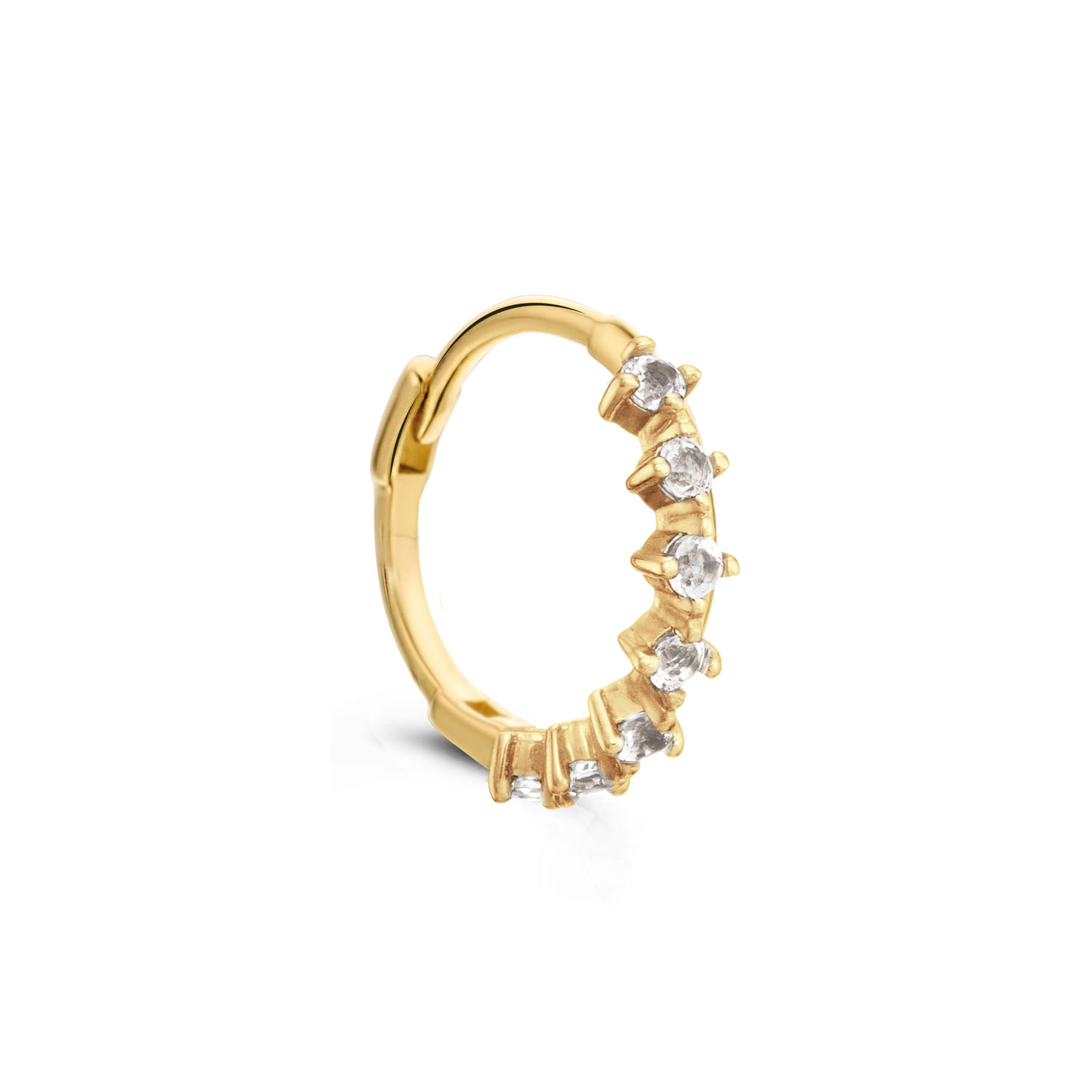 Shine met de mooie Jackie Radiance White Topaz oorring. De oorringis versierd met sprankelende witte topaas edelstenen.

Hidden Gems of the Rivièra
Elke creatie in de Hidden Gems of the Rivièra collectie is een ode aan de onmiskenbare charme van de Rivièra. Handgemaakt van 14 karaat goud en verrijkt met echte edelstenen. De sieraden brengen de magische sfeer van de Côte d'Azur tot leven in jouw look! 

Het merk 
Jackie is hét 14 karaat gouden on trend sieradenmerk. De collecties zijn geïnspireerd op de reizen die ik maak, van stedentrips tot exotische oorden. Elk gouden sieraad is helemaal van nu, handgemaakt door Europese goudsmeden en vervaardigd van overwegend gerecycled goud met echte edelstenen en zoetwaterparels. Elke collectie is dan ook met veel liefde en passie samengesteld. Mijn Jackie sieraden zijn de perfecte finishing touch voor iedere outfit!

Specificaties
- Hoop
- Materiaal: 14 Karaat - Geelgoud - 585
- Radiance White Topaz Single Hoop
- Totale lengte: 14mm