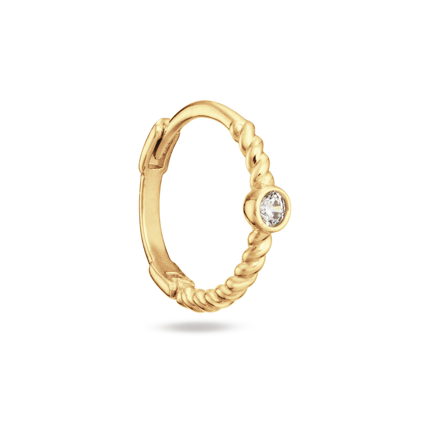 Shine met de mooie Jackie Oasis White Topaz oorring. De oorringis versierd met een sprankelende witte topaas edelsteen.

Hidden Gems of the Rivièra
Elke creatie in de Hidden Gems of the Rivièra collectie is een ode aan de onmiskenbare charme van de Rivièra. Handgemaakt van 14 karaat goud en verrijkt met echte edelstenen. De sieraden brengen de magische sfeer van de Côte d'Azur tot leven in jouw look! 

Het merk 
Jackie is hét 14 karaat gouden on trend sieradenmerk. De collecties zijn geïnspireerd op de reizen die ik maak, van stedentrips tot exotische oorden. Elk gouden sieraad is helemaal van nu, handgemaakt door Europese goudsmeden en vervaardigd van overwegend gerecycled goud met echte edelstenen en zoetwaterparels. Elke collectie is dan ook met veel liefde en passie samengesteld. Mijn Jackie sieraden zijn de perfecte finishing touch voor iedere outfit!

Specificaties
- Hoop
- Materiaal: 14 Karaat - Geelgoud - 585
- Oasis White Topaz Single Hoop
- Totale lengte: 12mm