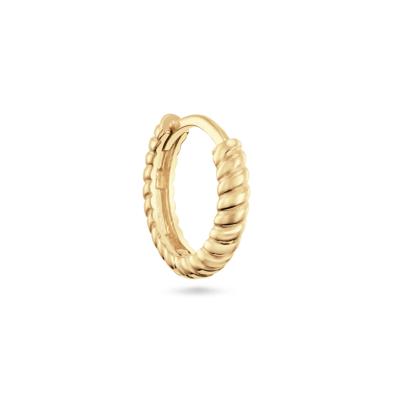 Stijlvol en tijdloos dát is deze single hoop. De oorbel heeft een gedraaid effect (twist) over de gehele ring en is gemakkelijk in,- en uit te doen door het klapmechanisme.

Hidden Gems of the Rivièra
Elke creatie in de Hidden Gems of the Rivièra collectie is een ode aan de onmiskenbare charme van de Rivièra. Handgemaakt van 14 karaat goud en verrijkt met echte edelstenen. De sieraden brengen de magische sfeer van de Côte d'Azur tot leven in jouw look! 

Het merk 
Jackie is hét 14 karaat gouden on trend sieradenmerk. De collecties zijn geïnspireerd op de reizen die ik maak, van stedentrips tot exotische oorden. Elk gouden sieraad is helemaal van nu, handgemaakt door Europese goudsmeden en vervaardigd van overwegend gerecycled goud met echte edelstenen en zoetwaterparels. Elke collectie is dan ook met veel liefde en passie samengesteld. Mijn Jackie sieraden zijn de perfecte finishing touch voor iedere outfit!

Specificaties
- Hoop
- Materiaal: 14 Karaat - Geelgoud - 585
- Cap Ferrat Single Hoop
- Totale lengte: 10mm