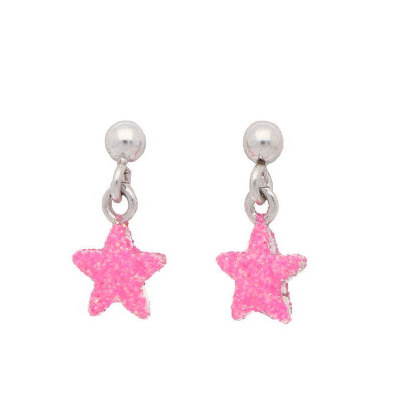 Als een ster aan de hemel, zo mooi glinsteren deze oorhangers van Lapetra in je oren! De oorhangers zijn gemaakt van 925 sterling zilver en bestaan uit roze glitters. Met welke andere sieraden combineer jij deze oorhangers?

Lapetra kindersieraden
Lapetra is het nieuwste handgemaakte, zilver gerhodineerde sieradenmerk voor jonge meiden. De opvallende oorknopjes met unieke designs zijn voorzien van een schroefsluiting; deze draait stevig vast. Hierdoor verliezen ze de oorknopjes niet en kunnen ze deze zelfs comfortabel inhouden bij het slapen. Bij alle sieraden ontvang je een metalen blikje: een feestje om te geven én te krijgen!

Specificaties
  - LPOH0018
  - Oorhangers
  - 925 sterling zilver
  - Afmeting: 0,5 x 0,5 cm