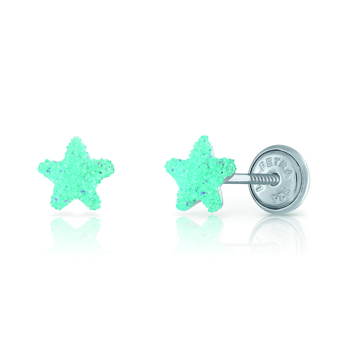 Deze oorknopjes van Lapetra glinsteren in je oor door de prachtige blauwe glitters! Uniek aan deze oorknopjes is de comfortabele schroefsluiting. Deze kan je stevig vastdraaien waardoor je de oorknopjes niet verliest. Handig hé?

Lapetra kindersieraden
Lapetra is het nieuwste handgemaakte, zilver gerhodineerde sieradenmerk voor jonge meiden. De opvallende oorknopjes met unieke designs zijn voorzien van een schroefsluiting; deze draait stevig vast. Hierdoor verliezen ze de oorknopjes niet en kunnen ze deze zelfs comfortabel inhouden bij het slapen. Bij alle sieraden ontvang je een metalen blikje: een feestje om te geven én te krijgen!

Specificaties
  - LPOS0021
  - oorknopjes
  - 925 sterling zilver
  - Afmeting: 0,5 x 0,5 cm