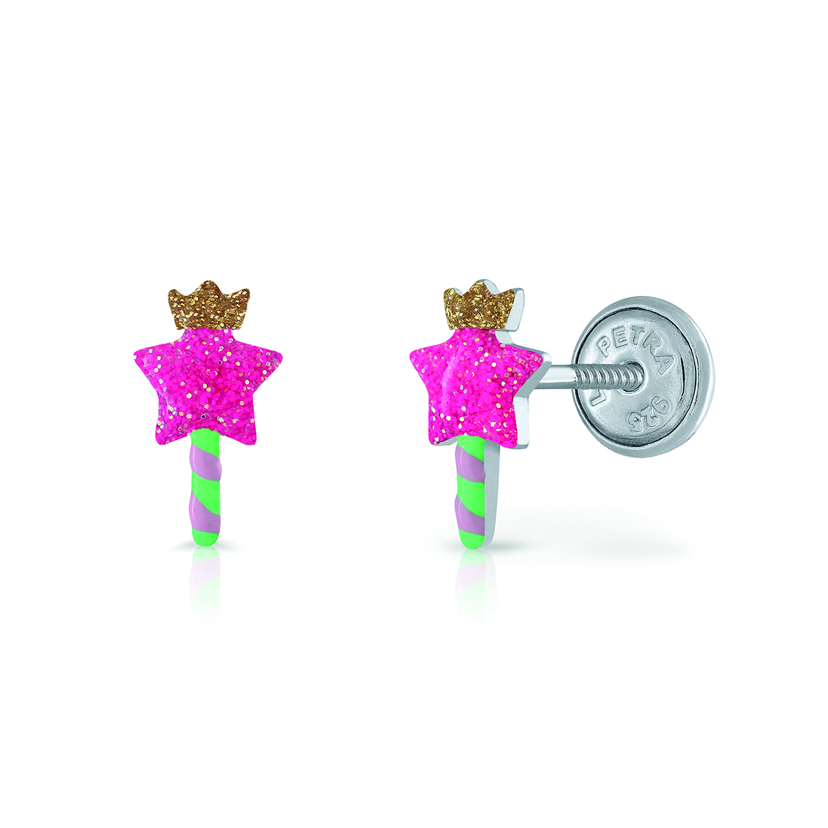 lLa Petra zilveren oorknopjes toverstaf. Tover jezelf om tot een super mooie prinses met deze toverstaf oorknopjes! De oorknopjes van Lapetra zijn gemaakt van 925 sterling zilver en gekleurd emaille. Door de handige schroefsluiting verlies je de oorbellen niet en kan je ze zelfs met slapen dragen. Ideaal toch?

Lapetra kindersieraden
Lapetra is het nieuwste handgemaakte, zilver gerhodineerde sieradenmerk voor jonge meiden. De opvallende oorknopjes met unieke designs zijn voorzien van een schroefsluiting; deze draait stevig vast. Hierdoor verliezen ze de oorknopjes niet en kunnen ze deze zelfs comfortabel inhouden bij het slapen. Bij alle sieraden ontvang je een metalen blikje: een feestje om te geven én te krijgen!

Specificaties
  - LPOS0026
  - oorknopjes
  - 925 sterling zilver
  - Afmeting: 0,9 x 0,4 cm