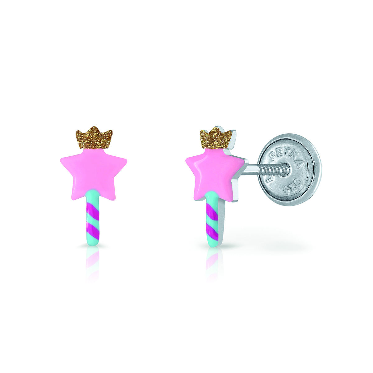 Tover jezelf om in een super mooie prinses met deze toverstaf oorknopjes! Ze zijn gemaakt van 925 sterling zilver en gekleurd emaille. Uniek aan deze oorknopjes is de handige schroefsluiting. Hierdoor zijn ze comfortabel met dragen. Ideaal!

Lapetra kindersieraden
Lapetra is het nieuwste handgemaakte, zilver gerhodineerde sieradenmerk voor jonge meiden. De opvallende oorknopjes met unieke designs zijn voorzien van een schroefsluiting; deze draait stevig vast. Hierdoor verliezen ze de oorknopjes niet en kunnen ze deze zelfs comfortabel inhouden bij het slapen. Bij alle sieraden ontvang je een metalen blikje: een feestje om te geven én te krijgen!

Specificaties
  - LPOS0027
  - Oorknopjes
  - 925 sterling zilver
  - Lengte: 0,9 x 0,4 cm