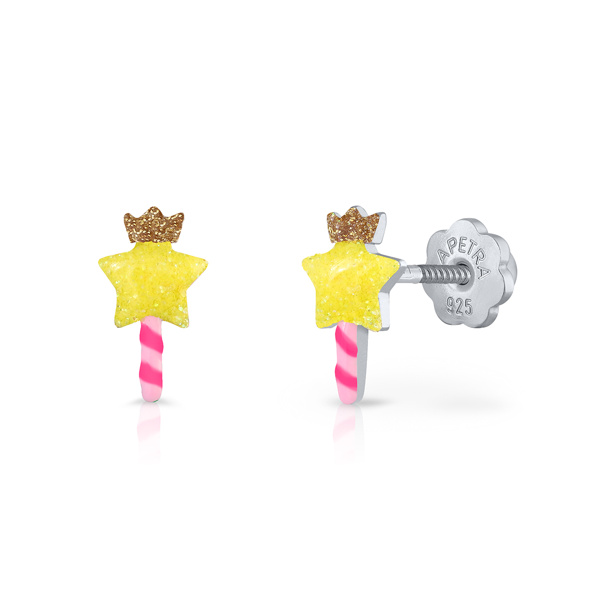 Voel jezelf een echte prinses met deze mooie toverstaf oorbellen van Lapetra! De oorknopjes zijn gemaakt van 925 sterling zilver en emaille. Door de schroefsluiting zijn de oorknopjes comfortabel met dragen en kan je ze zelfs met slapen inhouden. Ideaal!

Lapetra kindersieraden
Lapetra is het nieuwste handgemaakte, zilver gerhodineerde sieradenmerk voor jonge meiden. De opvallende oorknopjes met unieke designs zijn voorzien van een schroefsluiting; deze draait stevig vast. Hierdoor verliezen ze de oorknopjes niet en kunnen ze deze zelfs comfortabel inhouden bij het slapen. Bij alle sieraden ontvang je een metalen blikje: een feestje om te geven én te krijgen!

Specificaties
  - LPOS0028
  - Oorknopjes
  - 925 sterling zilver
  - Afmeting: 0,9 x 0,4 cm