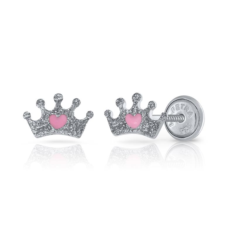Voel je een echte prinses met deze glitter oorknopjes in de vorm van een kroon van Lapetra! De oorknopjes zijn gemaakt van 925 sterling zilver en gekleurd emaille. De schroefsluiting is super handig en je kan ze zelfs met slapen inhouden, ideaal!

Lapetra kindersieraden
Lapetra is het nieuwste handgemaakte, zilver gerhodineerde sieradenmerk voor jonge meiden. De opvallende oorknopjes met unieke designs zijn voorzien van een schroefsluiting; deze draait stevig vast. Hierdoor verliezen ze de oorknopjes niet en kunnen ze deze zelfs comfortabel inhouden bij het slapen. Bij alle sieraden ontvang je een metalen blikje: een feestje om te geven en te krijgen!