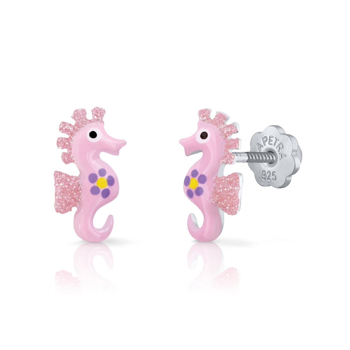 Zeepaardjes zijn vissen, maar daar lijken ze helemaal niet op! Deze zeepaardjes zijn gemaakt van 925 sterling zilver en emaille. Uniek aan de oorknopjes is de comfortabele schroefsluiting, die je stevig kunt vastdraaien waardoor je de oorknopjes niet verliest. Handig hé?