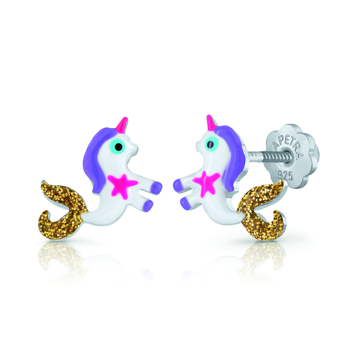 Deze eenhoorn wilt vast leren zwemmen met haar prachtige gouden zeemeerminstaart! De oorknopjes van Lapetra zijn gemaakt van 925 sterling zilver en gekleurd emaille. Uniek aan de oorknopjes is de comfortabele schroefsluiting, die je stevig kunt vastdraaien waardoor je de oorknopjes niet verliest. Handig toch?

Lapetra kindersieraden
Lapetra is het nieuwste handgemaakte, zilver gerhodineerde sieradenmerk voor jonge meiden. De opvallende oorknopjes met unieke designs zijn voorzien van een schroefsluiting; deze draait stevig vast. Hierdoor verliezen ze de oorknopjes niet en kunnen ze deze zelfs comfortabel inhouden bij het slapen. Bij alle sieraden ontvang je een metalen blikje: een feestje om te geven &eacute;n te krijgen!

Specificaties
  - LPOS0178
  - Oorknopjes
  - 925 sterling zilver
  - Afmeting: 0,8 x 0,5 cm
