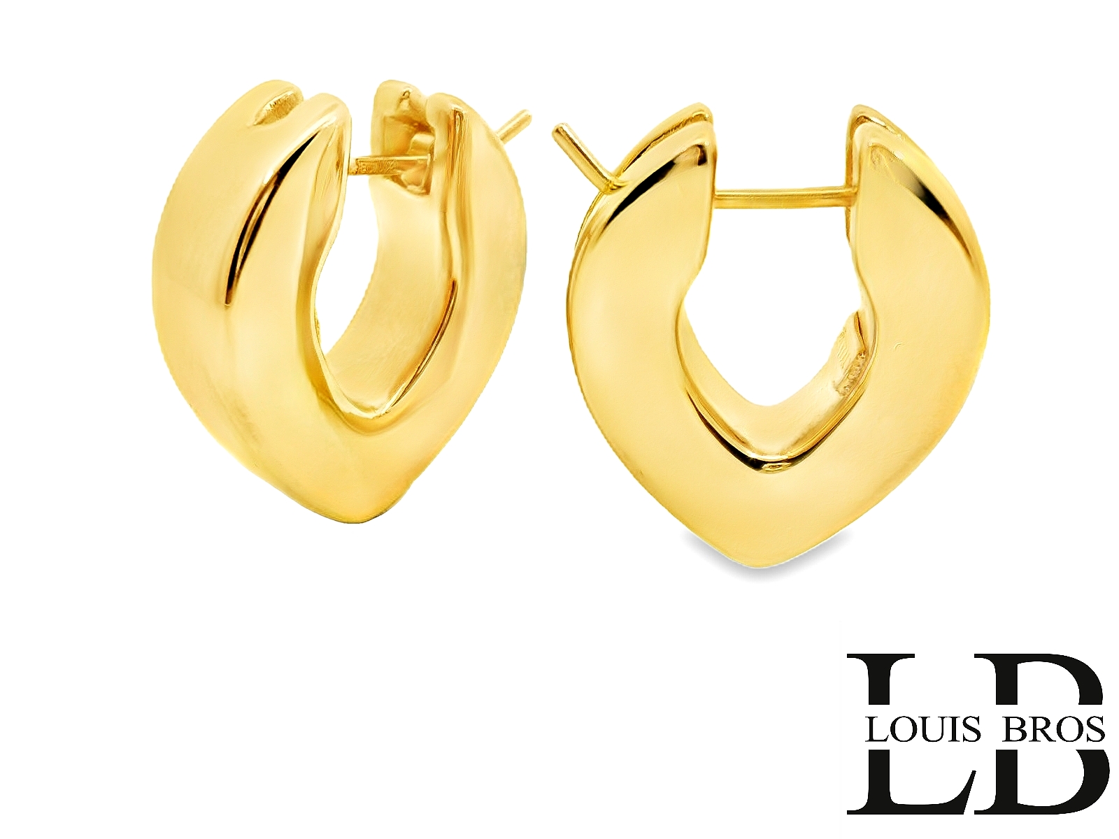 Deze exclusieve 18-karaats geelgouden oorbellen (6.68 gr) stralen luxe en elegantie uit. Het gedurfde, moderne ontwerp met een vloeiende, V-vormige structuur geeft een unieke en stijlvolle uitstraling. De hoogglansafwerking zorgt voor een prachtige glans, waardoor de oorbellen een echte eyecatcher zijn. Dankzij de stevige sluiting blijven ze comfortabel en veilig zitten. Deze oorbellen zijn perfect voor wie op zoek is naar een opvallend en tijdloos sieraad dat elke outfit een chique touch geeft.
