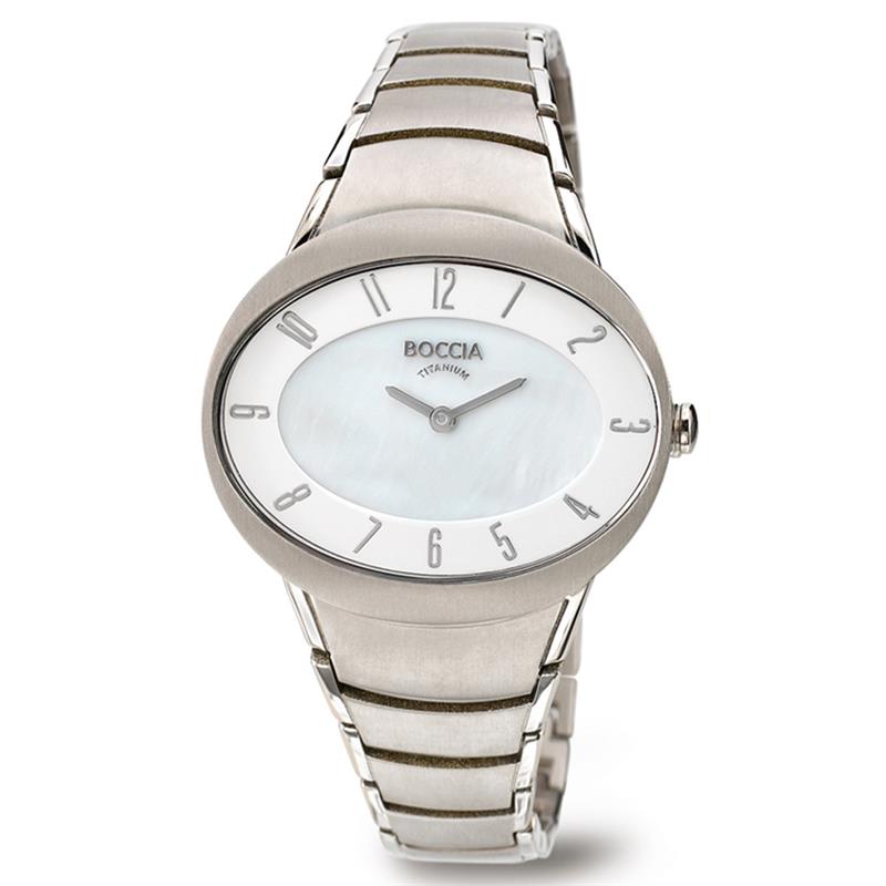 Boccia Titanium 3165-10
Dit dameshorloge van Boccia Titanium heeft een nette uitstraling. De zilverkleurige horlogekast zorgt voor een stijlvolle look en de witte wijzerplaat maakt het horloge net wat sierlijker. Het horloge heeft een ovale kastdiameter van 36mm, een mineraalglas en is 5ATM. Combineer dit prachtige exemplaar met de andere sieraden van Boccia Titanium voor een complete look. Aan de ronde kast zit een titanium schakel band.

HET MERK
Boccia Titanium is het titanium merk van Nederland, dat zijn oorsprong in Duitsland vindt en is opgericht in het jaar 1992. Ontwikkeld door internationale ontwerpers. Alle titanium componenten van de BOCCIA TITANIUM collectie zijn gemaakt van 99,7% puur titanium; het bijzondere materiaal. Het is licht in gewicht, neemt de temperatuur van de huid aan en is zeer huidvriendelijk. Bovendien is het corrosie- en temperatuurbestendig.

SPECIFICATIES
- Mineraal glas
- Ovale titanium horlogekast, Ø 36mm
- Titanium band
- Witte wijzerplaat
- 5ATM (Regen- & spatwaterdicht)