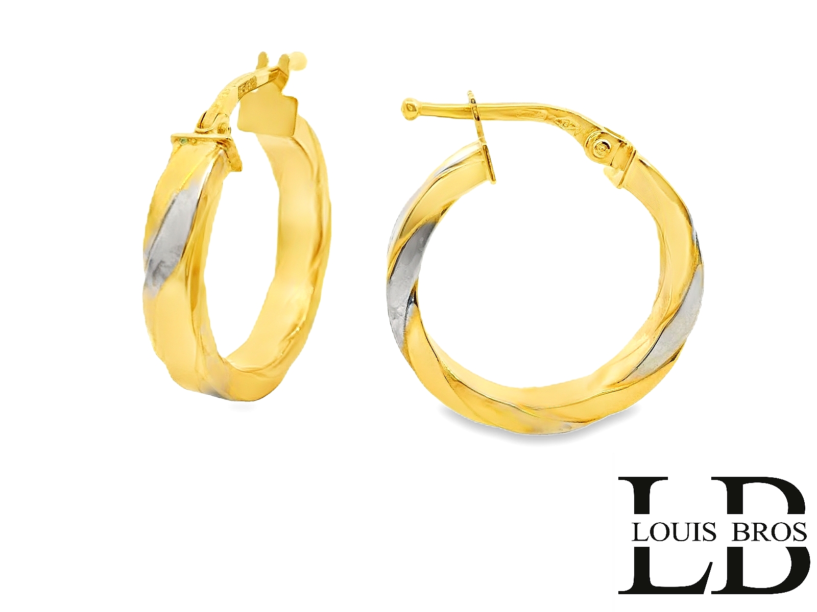 Deze elegante 18-karaats bicolor gouden oorringen(2.06 gr) combineren de warme gloed van geelgoud met de moderne schittering van witgoud. De harmonieuze samensmelting van beide kleuren zorgt voor een verfijnde en tijdloze uitstraling. De oorringen zijn prachtig bewerkt met een speels patroon of glanzende afwerking, waardoor ze extra schittering krijgen bij elke beweging. Dankzij de stevige sluiting blijven ze comfortabel en veilig zitten. Deze veelzijdige en stijlvolle oorringen zijn perfect voor elke gelegenheid en voegen een vleugje luxe toe aan elke outfit.