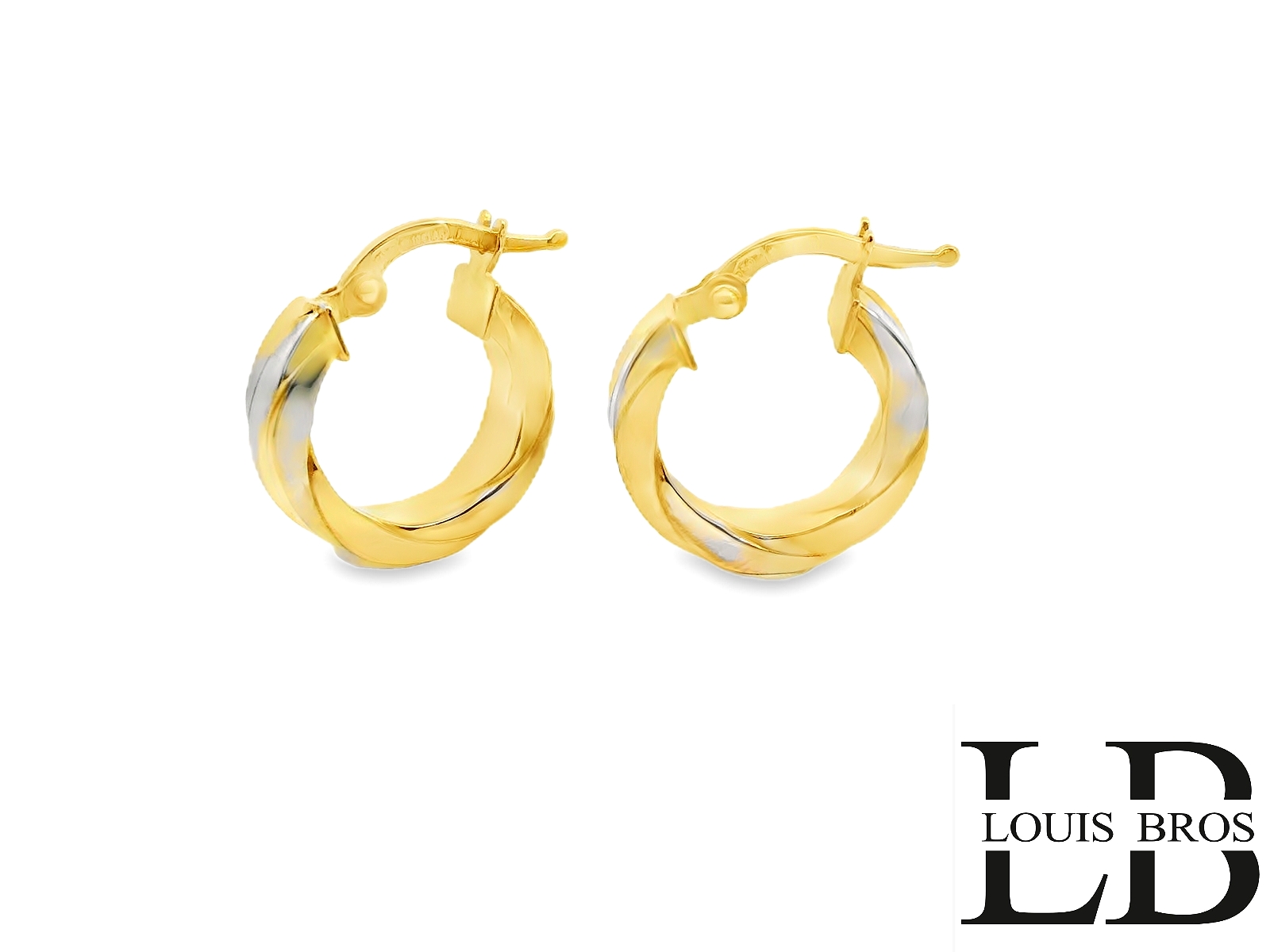 Deze elegante 18-karaats bicolor gouden oorringen(1.55 gr) combineren de warme gloed van geelgoud met de moderne schittering van witgoud. De harmonieuze samensmelting van beide kleuren zorgt voor een verfijnde en tijdloze uitstraling. De oorringen zijn prachtig bewerkt met een speels patroon of glanzende afwerking, waardoor ze extra schittering krijgen bij elke beweging. Dankzij de stevige sluiting blijven ze comfortabel en veilig zitten. Deze veelzijdige en stijlvolle oorringen zijn perfect voor elke gelegenheid en voegen een vleugje luxe toe aan elke outfit.