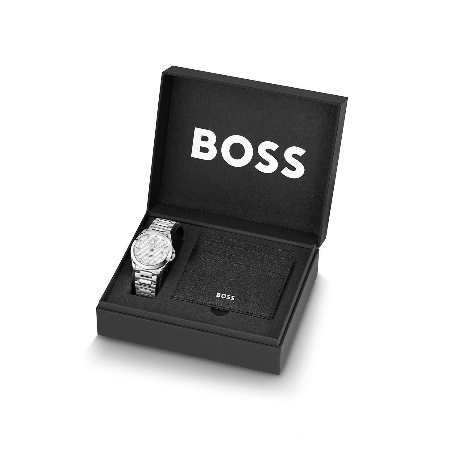 BOSS HB1570181 STRIKE C Giftset Herenhorloge 41mm en Kaarthouder
Deze giftset van BOSS uit de STRIKE serie met artikelnr: HB1570181 is leuk om te geven, maar ook leuk om te krijgen. Zeer geschikt cadeau voor de moderne stijlvolle man van nu. De set bestaat uit een herenhorloge die opvalt op door zijn stalen horlogekast met een gladde bezel en een zilverwitte bewerkte sunray wijzerplaat met een datum. Opvallend zijn de wijzers en uurstrepen die met lumibrite zijn ingelegd. Aan de kast zit een stalen mat glanzende schakelband met een vouwsluiting. Het horloge heeft een doorsnee van 41mm met een mineraalglas en is 5ATM. Tevens ontvang je bij de set een zwarte leren etui om je pasjes in te bewaren.

HET MERK:
HUGO BOSS is afgestemd op levensstijlen waar het gaat om kwaliteit en precisie. Het wereldwijde fashionlabel is verdeeld in twee merken: BOSS en HUGO. Het merk BOSS biedt geavanceerde, moderne horloges gericht op kwaliteit en design om een onberispelijke look te creëren – of het nu zakelijk, casual of sportief is. De horloge collectie van BOSS is perfect afgestemd op levensstijlen waar het gaat om kwaliteit en precisie. BOSS is op maat gemaakt in een onberispelijke stijl.

Blijf stijlvol bij de tijd. Voor de BOSS-vrouw is stijl het handelsmerk en draait alles om
details. Breng uw look naar een hoger niveau met onze nieuwe en kenmerkende horlogecollectie.

SPECIFICATIES:
- Mineraalglas
- Ronde kastvorm, Ø 41mm
- Stalen horlogekast
- Zilverwitte wijzerplaat
- Stalen schakelband
- 5ATM
- Zwarte leren etui voor pasjes