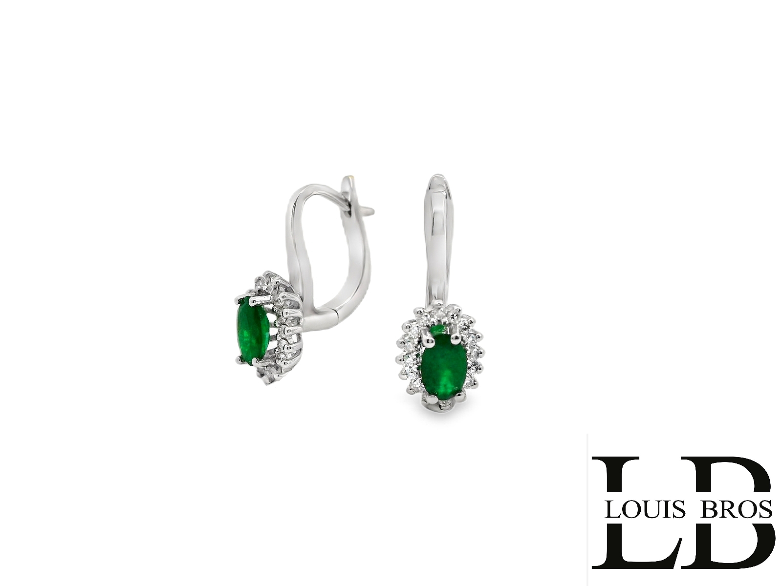 Deze schitterende 14-karaats witgouden oorhangers (1.82 gr) stralen pure luxe en elegantie uit. In het midden schittert een prachtige groene smaragd, een edelsteen die symbool staat voor wijsheid en vernieuwing. De smaragd wordt omringd door een halo van fonkelende diamanten, die het licht op een betoverende manier weerkaatsen en de levendige kleur van de smaragd extra benadrukken. De verfijnde afwerking en het tijdloze ontwerp maken deze oorhangers perfect voor zowel bijzondere gelegenheden als een chique alledaagse look. Dankzij de stevige sluiting blijven ze comfortabel en veilig zitten. Een exclusief sieraad dat klasse en elegantie uitstraalt!