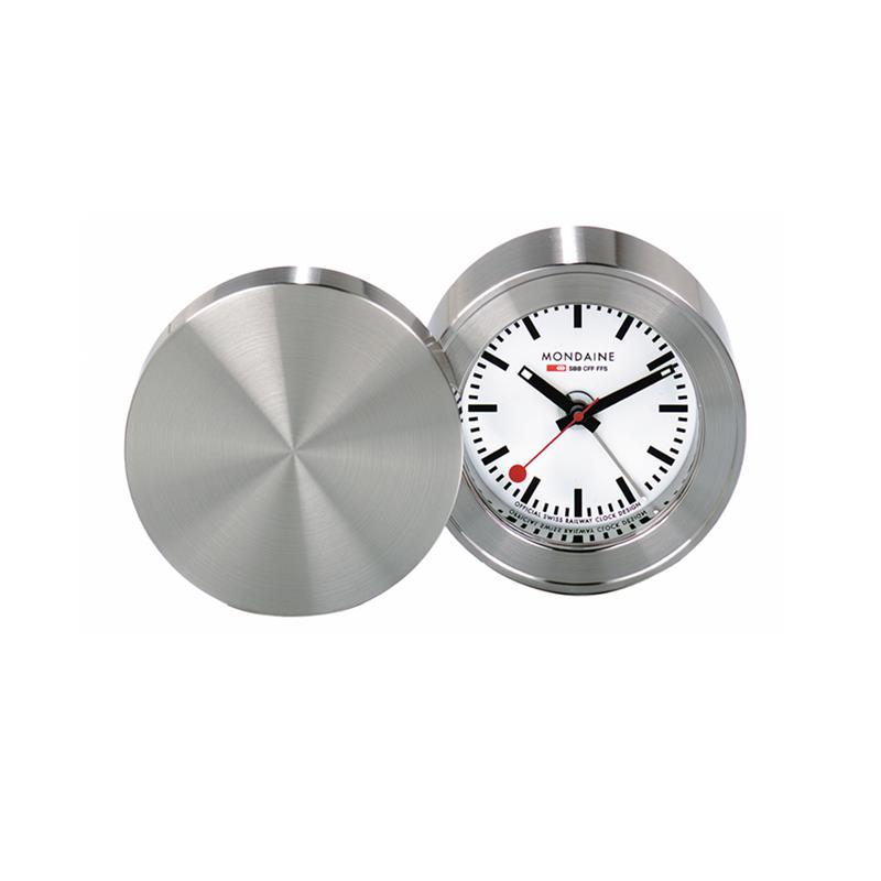 De klassieker op reis.
Het klassieke ontwerp van de Mondaine Official Swiss Railways Clock is ook verkrijgbaar als wekker voor op het nachtkastje en om mee te nemen op reis. Deze klok overtuigt door zijn puristische en eenvoudige vormgeving en siert elke kamer met zijn afmeting van slechts 50 mm diameter en zijn onmiskenbare wijzerplaat en de opvallende rode secondewijzer.