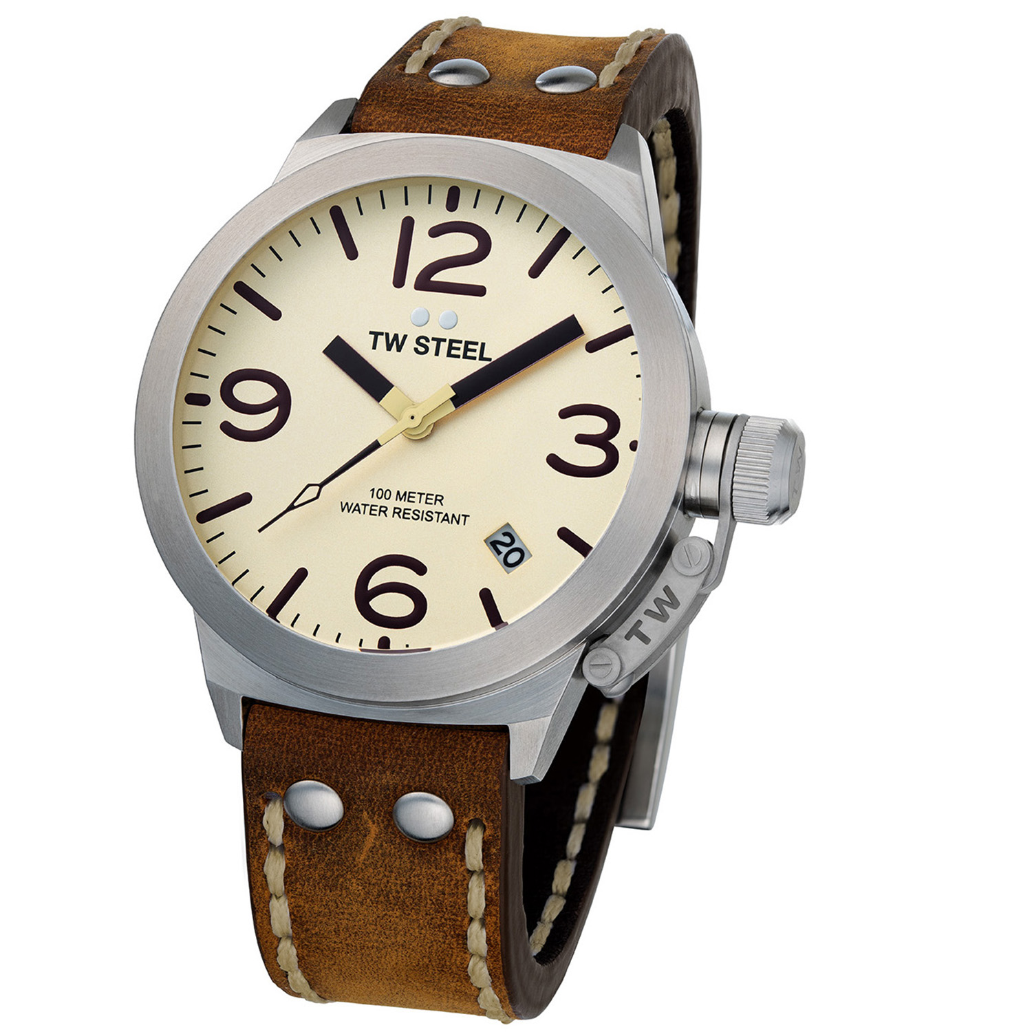 TW Steel TWCS100 Canteen Steel Bruin Leer 45mm
Deze TW steel uit de Canteen serie met nr TWCS100 is voorzien van een 45mm stalen kast met gehard mineraalglas en een cremekleurige wijzerplaat. De TWCS100 valt op door de beugel met schroefknop die de kroon beschermt, dit is nagemaakt van een veldfles. De stalen kast van 45mm heeft een wijzerplaat met een datum en de 3, 6, 9, en 12 vergroot uitgelicht. Aan de kast zit een bruine leren band met cremekleurig stiksel en een stalen gespsluiting. Het horloge heeft wereldwijde garantie van 2 jaar en is 10 ATM. Een sportief model.

Het Merk:
TW Steel is een Nederlands horlogemerk. Groot in visie en ongeëvenaard in stijl. Sinds onze oprichting in 2005 geven wij tijd een nieuwe dimensie. Met karakteristieke designs stappen wij af van de gebaande paden.
Ons bereik is wereldwijd, of het nu zakelijk, casual of sportief is, bij de horloge collectie van TW Steel gaat het om kwaliteit en precisie. Een horloge dat je persoonlijkheid onderstreept is altijd binnen handbereik. Vorm en functie gaan samen in onze horloges van Zwitserse top kwaliteit. De kunst om je te onderscheiden vergt zelfvertrouwen en lef.
TW Steel is niet zomaar een horloge, TW Steel is een statement.

Specificaties:
- Stalen horloge kast 45mm
- Cremekleurige wijzerplaat
- Bruine leren band
- Gehard mineraalglas
- Schroefkroon
- 10 ATM