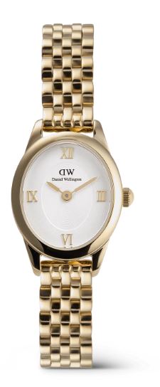 De Ophelia Mini Watch heeft een wijzerplaat met een elegante ovale vorm die afwijkt van traditionele horloges. Dit unieke nieuwe dameshorloge biedt veel vernieuwing. Het wordt geleverd met een nieuw ontworpen beans link band en een vlindersluiting. De iets zwaardere ovale kast benadrukt de elegante silhouet, terwijl de taps toelopende aanzetten zorgen voor een soepele overgang naar de schakelarmband. Het horloge heeft metalen Romeinse cijfers bovenop een schijfpatroon in het midden van de sunray wijzerplaat, en zowel de kast als de armband zijn gepolijst tot een gedurfde, glanzende afwerking.