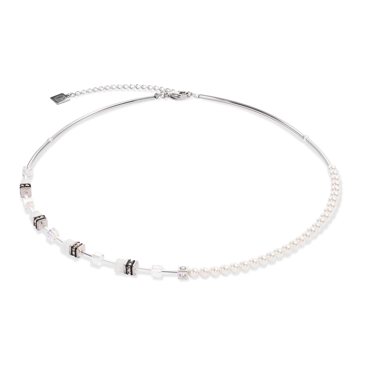 Delicaat, modern, absoluut iconisch - de GeoCUBE® Mini Fusion Pearls ketting zilver-wit is de delicate herinterpretatie van een klassieker. Crystal Pearls van Swarovski® ontmoeten nauwkeurig gesneden GeoCUBE®-elementen en fijn roestvrij staal in zilver. De zachte wittinten geven het sieraad een elegante lichtheid, terwijl het minimalistische design een moderne, stijlvolle uitstraling creëert. Perfect voor iedereen die houdt van tijdloze elegantie met een vleugje innovatie.

