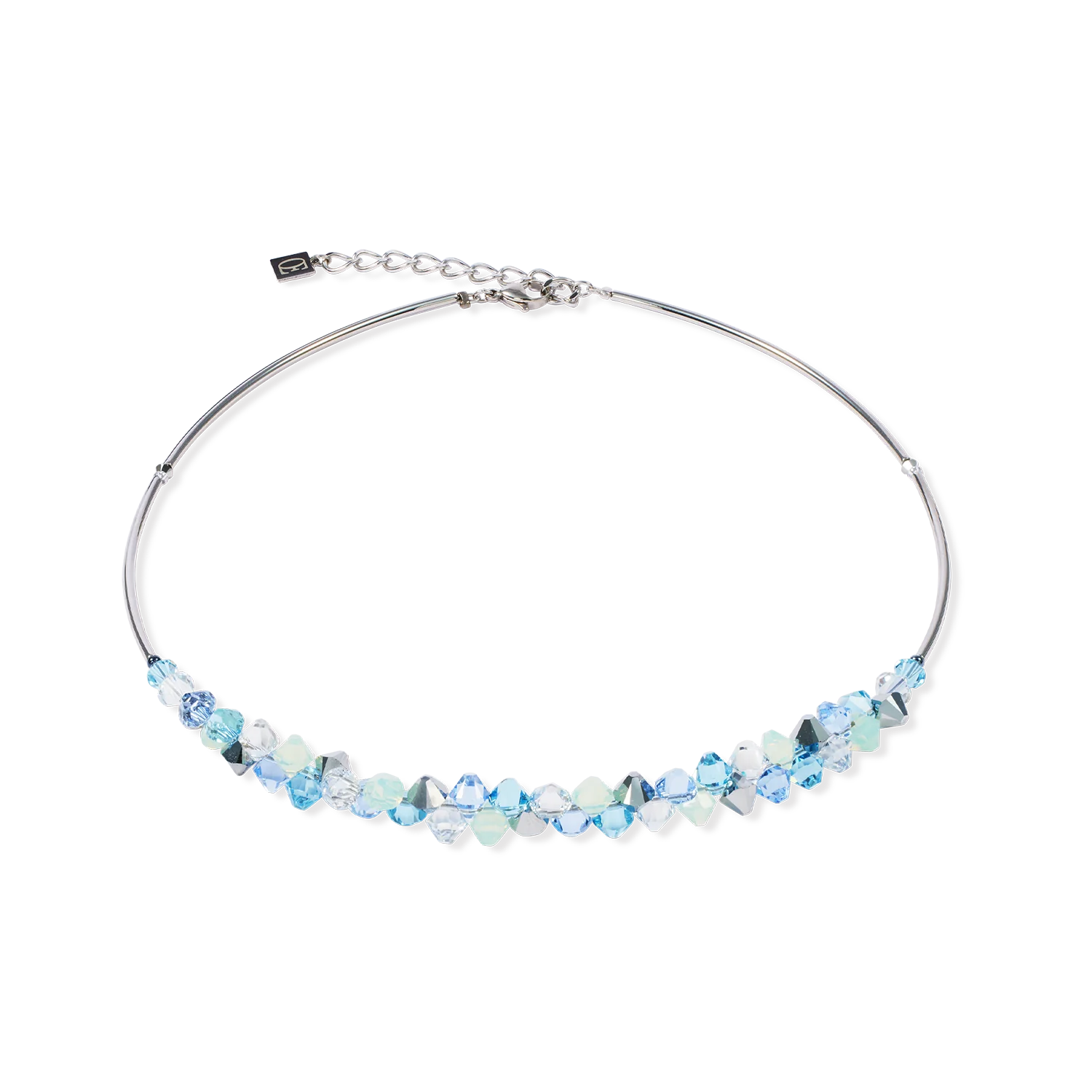 Lichtheid ontmoet futuristische glamour - de zilverblauwe ketting Dancing Crystals brengt beweging in je styling. Nauwkeurig geslepen Swarovski-kristallen in een moderne ruitvorm reflecteren het licht bij elke beweging en zorgen voor dynamische elegantie. Gecombineerd met stoer roestvrij staal is het resultaat een sieraad dat minimalisme combineert met stralende diepte.