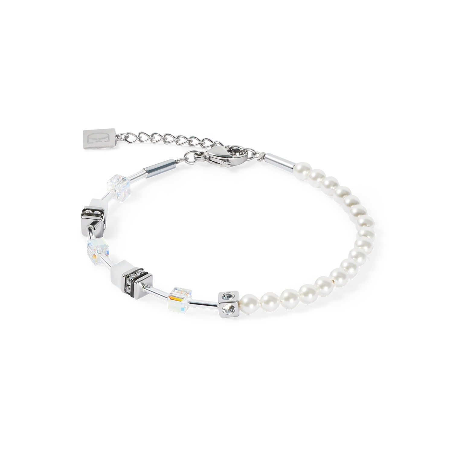Fijn, filigraan, perfect voor elke dag - de GeoCUBE® Mini Fusion Pearls armband zilverwit harmonieert de elegante eenvoud van Crystal Pearls by Swarovski® met de heldere structuur van de GeoCUBE®-elementen. De combinatie van glinsterende witte tinten en hoogwaardig roestvrij staal in zilver geeft de armband een moderne, verfijnde touch. Een must-have voor iedereen die van ingetogen elegantie houdt!