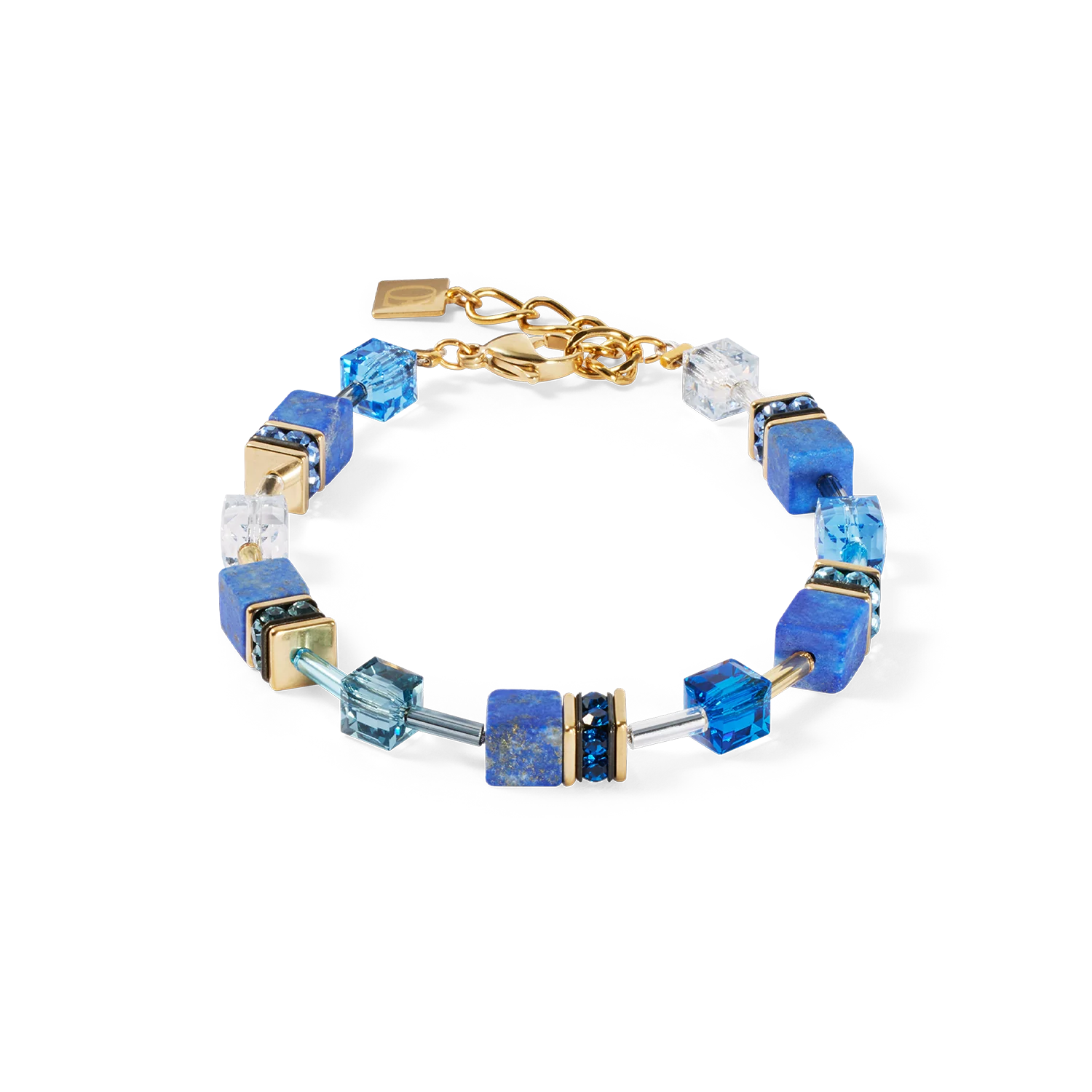 Diep, intens, tijdloos - de GeoCUBE&reg; Iconic Precious-armband blauw combineert krachtige lapis lazuli met glinsterende Swarovski&reg;-kristalblokjes. De gouden roestvrijstalen elementen zetten elegante accenten en ronden het ontwerp harmonieus af. Een sieraad dat kracht en elegantie perfect combineert - ideaal voor een stijlvolle alledaagse look of speciale gelegenheden.