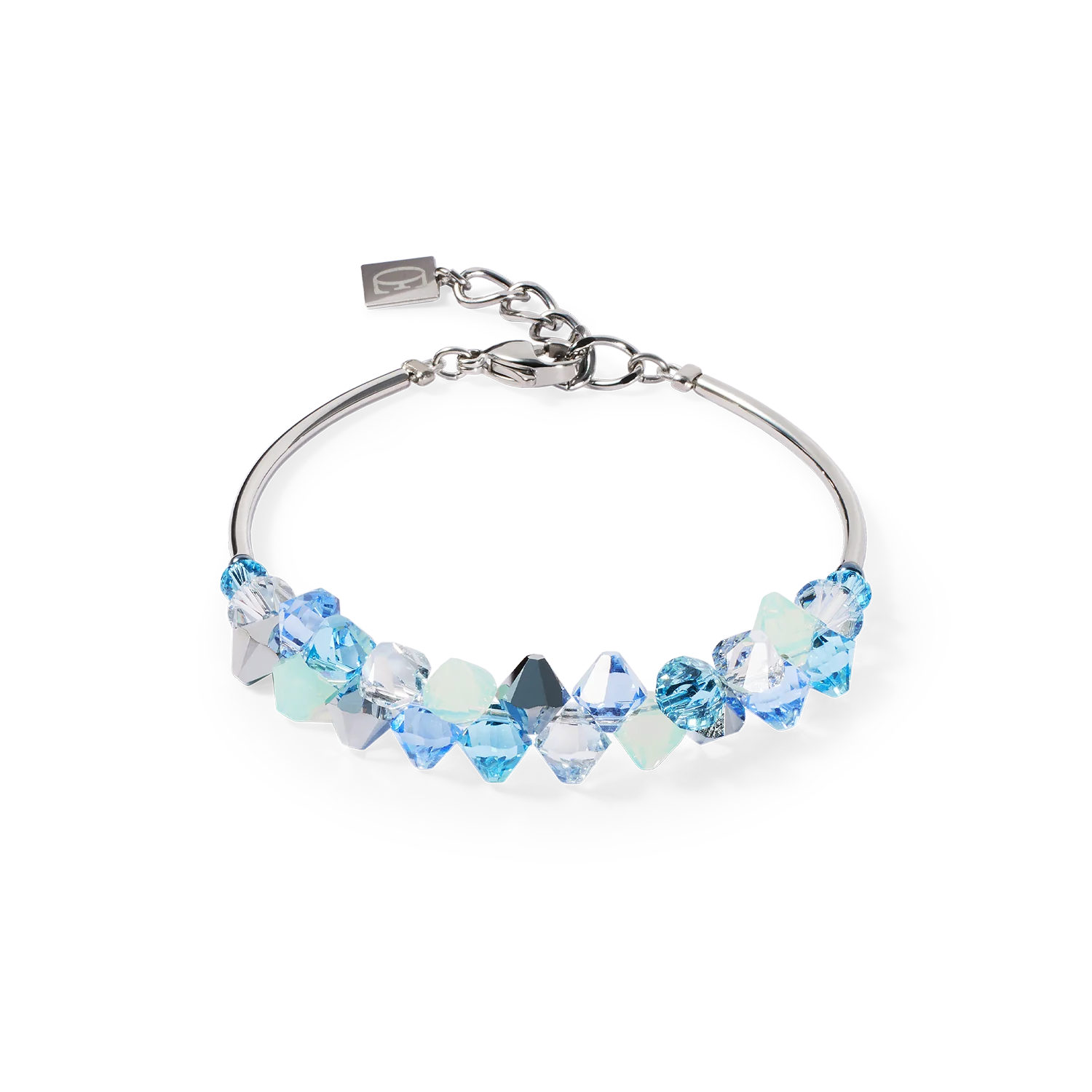 Vloeiend design, betoverende schittering - de zilverblauwe Dancing Crystals-armband is een sieraad in beweging. De nauwkeurig geslepen Swarovski-kristallen in ruitdesign vangen het licht op, terwijl roestvrij staal voor een strakke, moderne afwerking zorgt. Een perfect dagelijks kledingstuk voor iedereen die zijn look gemakkelijk wil verbeteren.