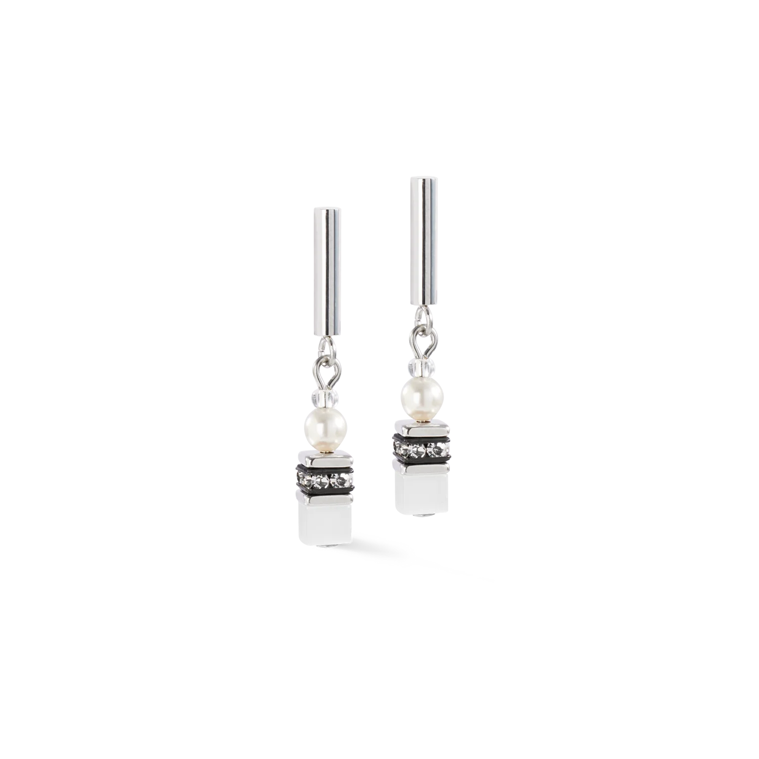 Minimalistisch maar met een wow-effect - de GeoCUBE® Mini Fusion Pearls oorbellen zilver en wit combineren de perfecte ronding van Crystal Pearls van Swarovski® met de iconische GeoCUBE®-elementen. Glanzend roestvrij staal in zilver zorgt voor een moderne, strakke uitstraling, terwijl het mini-ontwerp deze oorbellen tot een subtiel maar verfijnd hoogtepunt maakt.